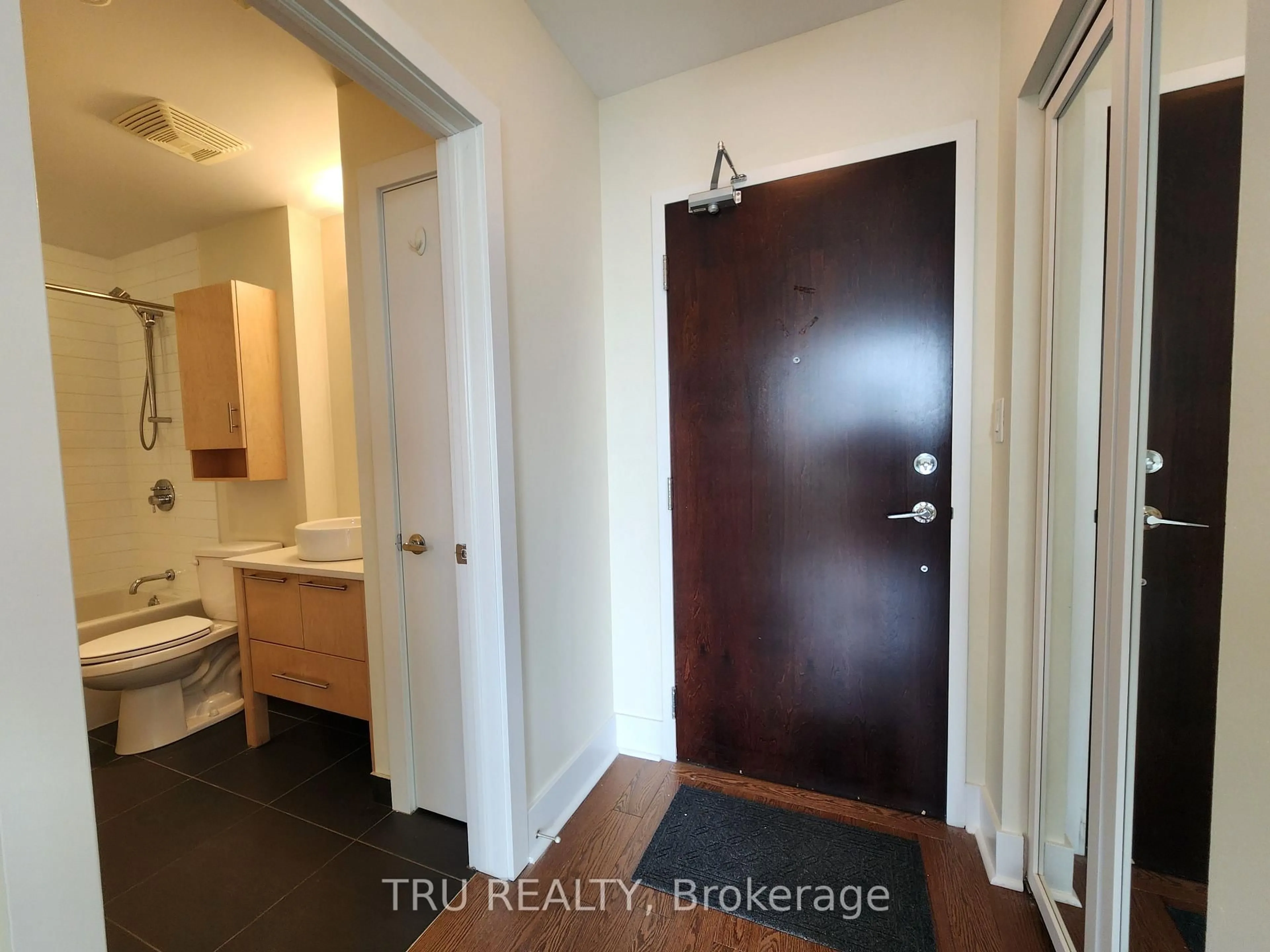 Indoor entryway for 101 Richmond Rd #609, Ottawa Ontario K1Z 0A6