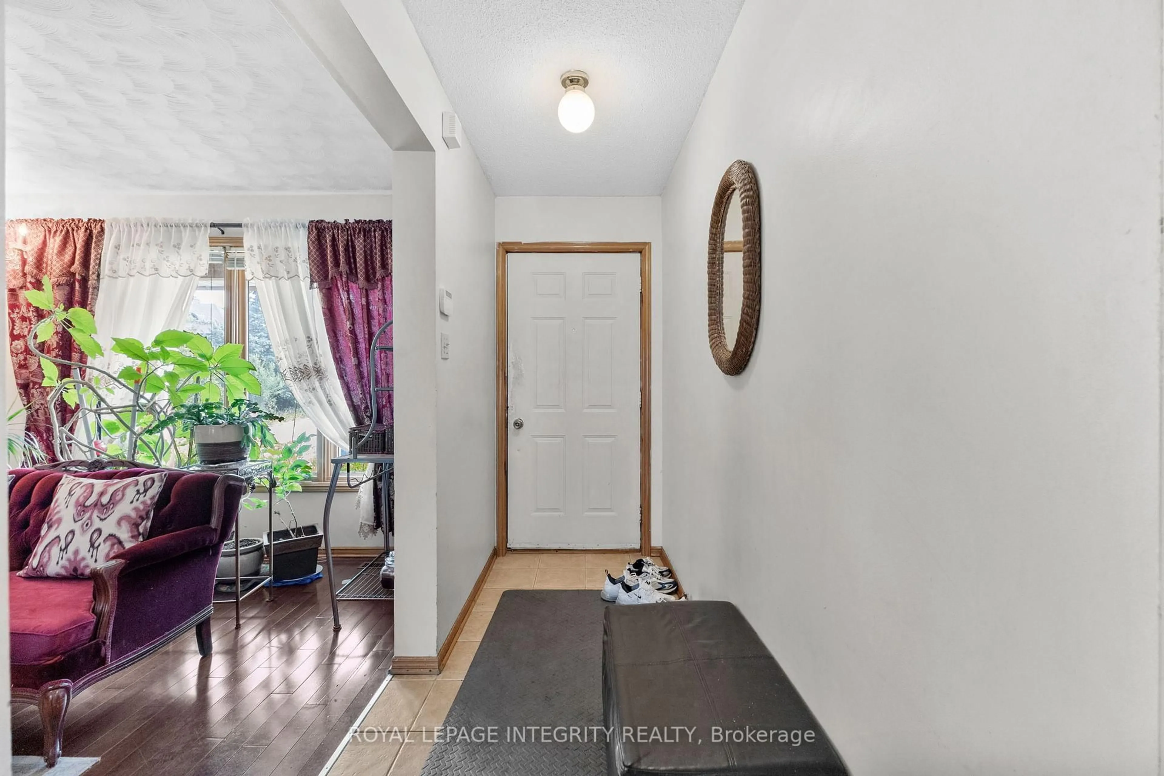 Indoor entryway for 1499 Goth Ave, Ottawa Ontario K1T 1E3