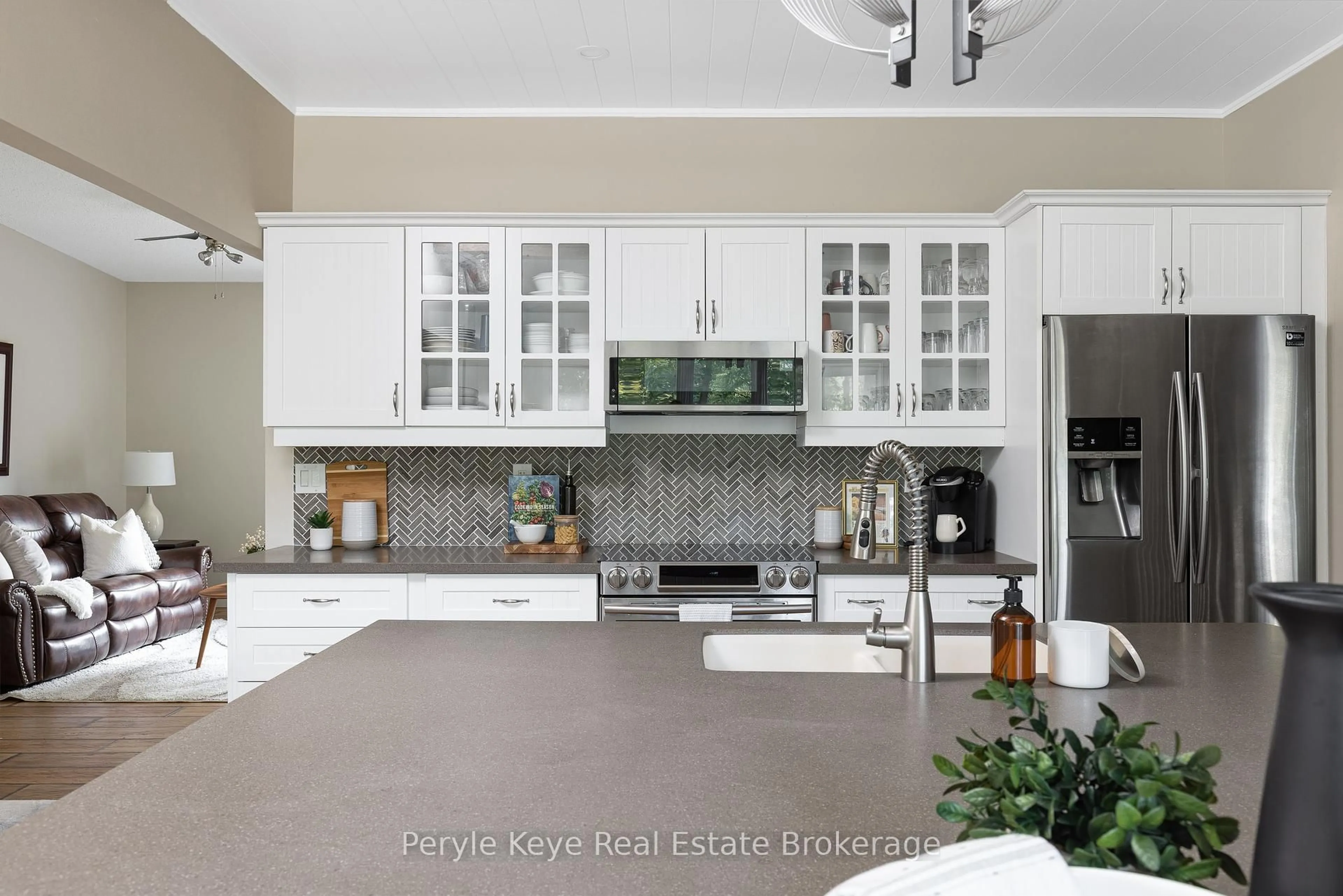 Open concept kitchen, ceramic/tile floor for 8 Shaw Cres, Huntsville Ontario P1H 1V8