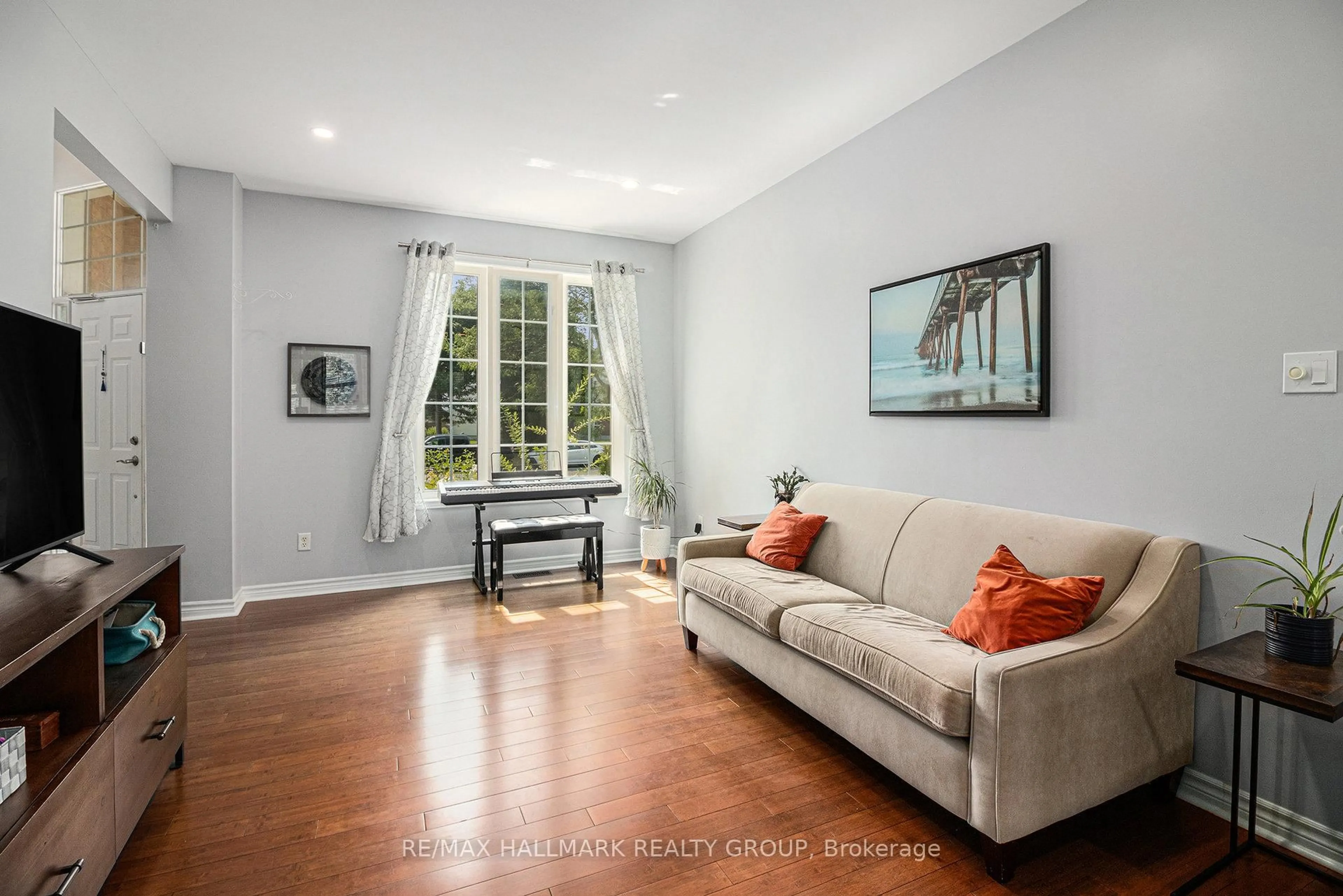 Living room with furniture, unknown for 1565 Winterport Way, Orleans Ontario K4A 4B9