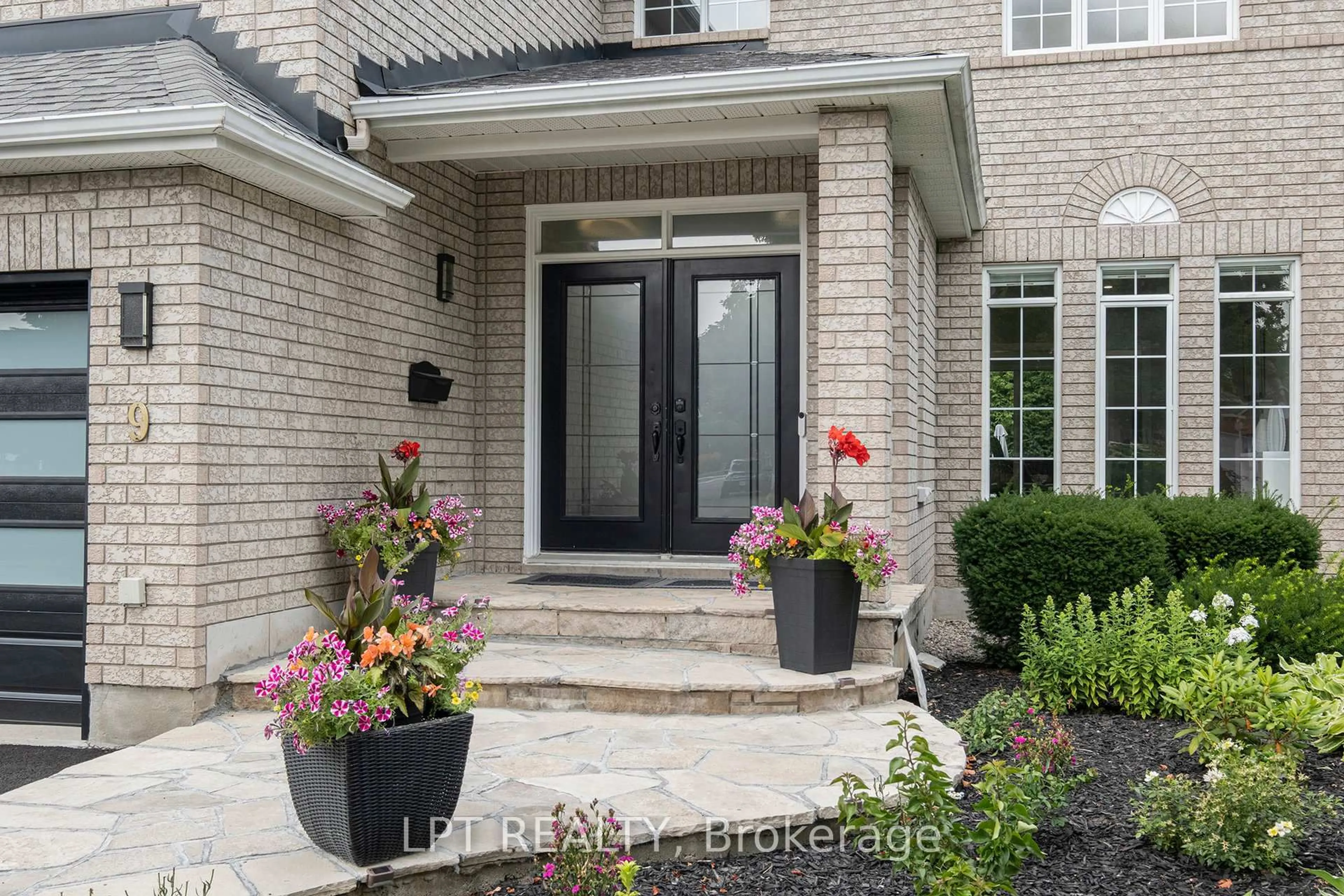 Indoor entryway for 9 Taj Crt, Ottawa Ontario K1G 5K6