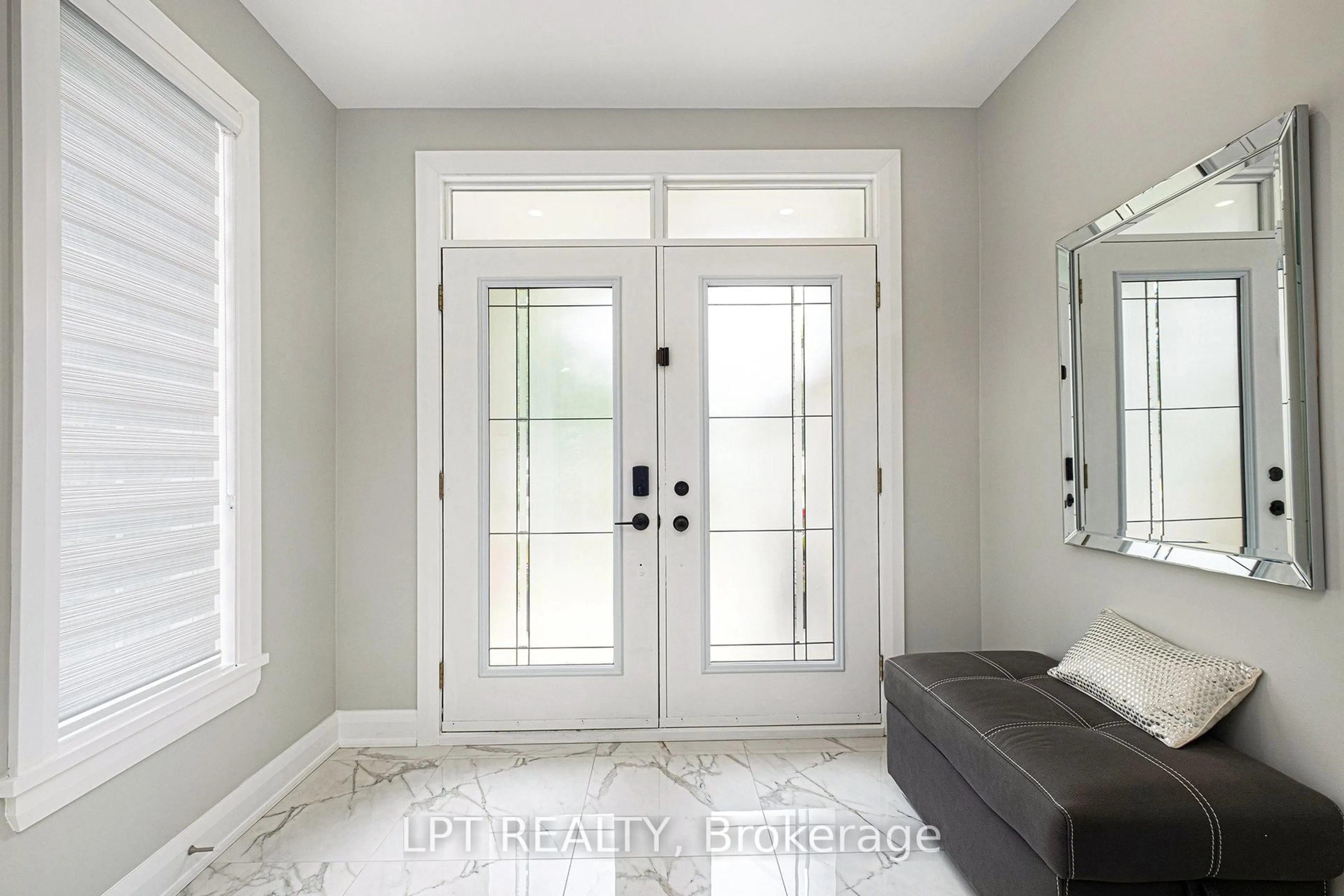 Indoor entryway for 9 Taj Crt, Ottawa Ontario K1G 5K6