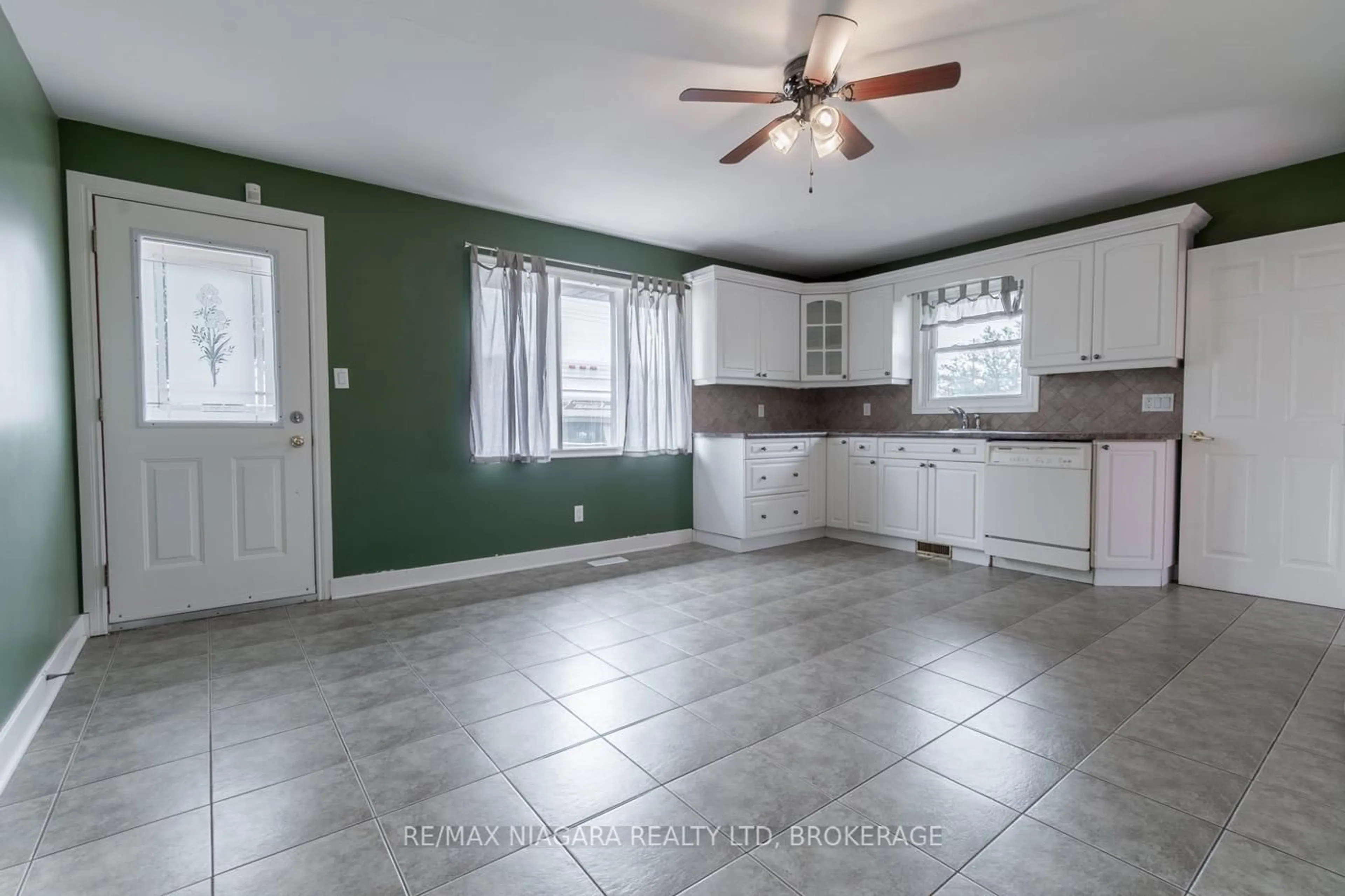 Open concept kitchen, ceramic/tile floor for 69 Golden Blvd, Welland Ontario L3B 1H5