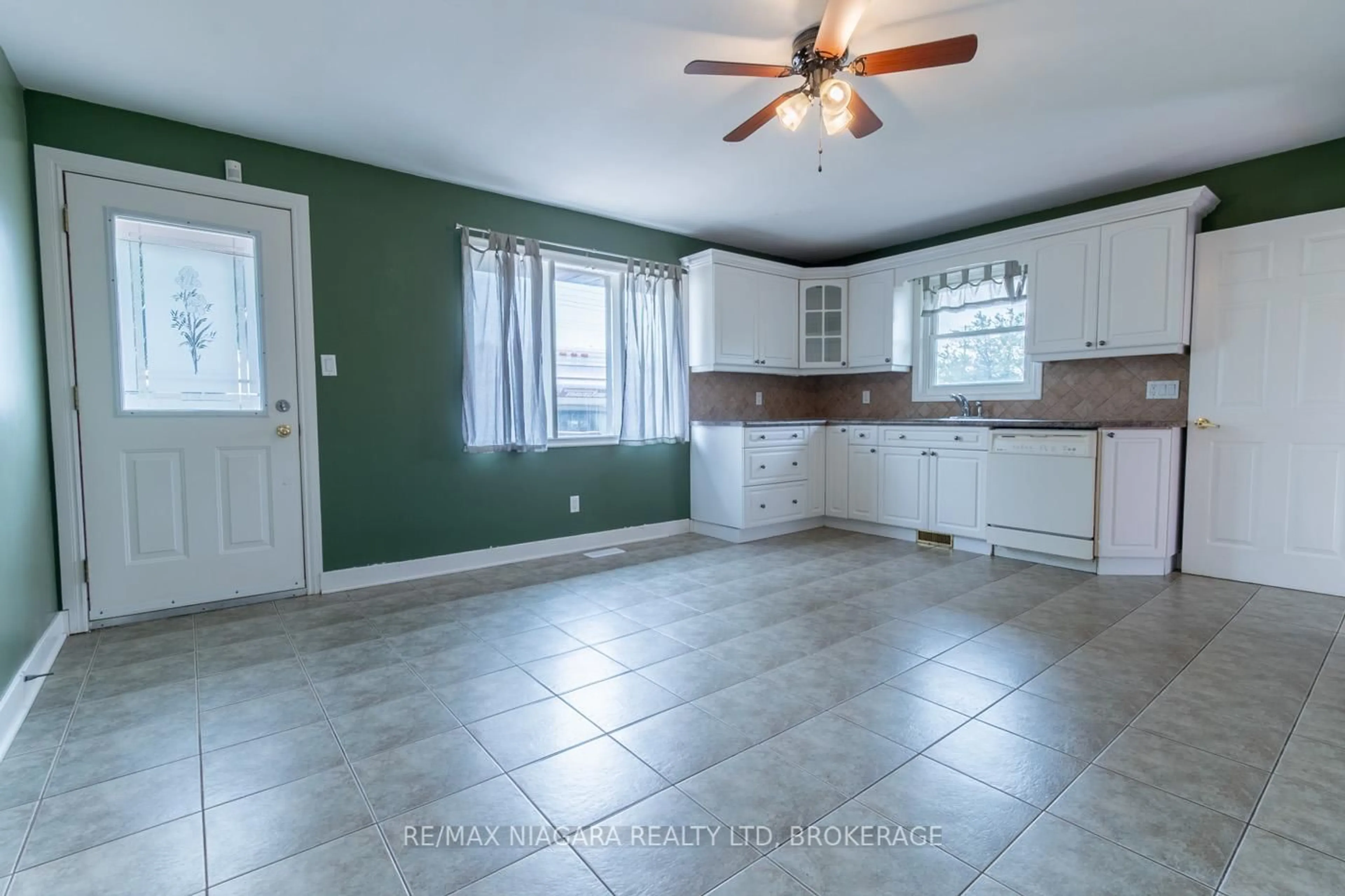 Open concept kitchen, ceramic/tile floor for 69 Golden Blvd, Welland Ontario L3B 1H5