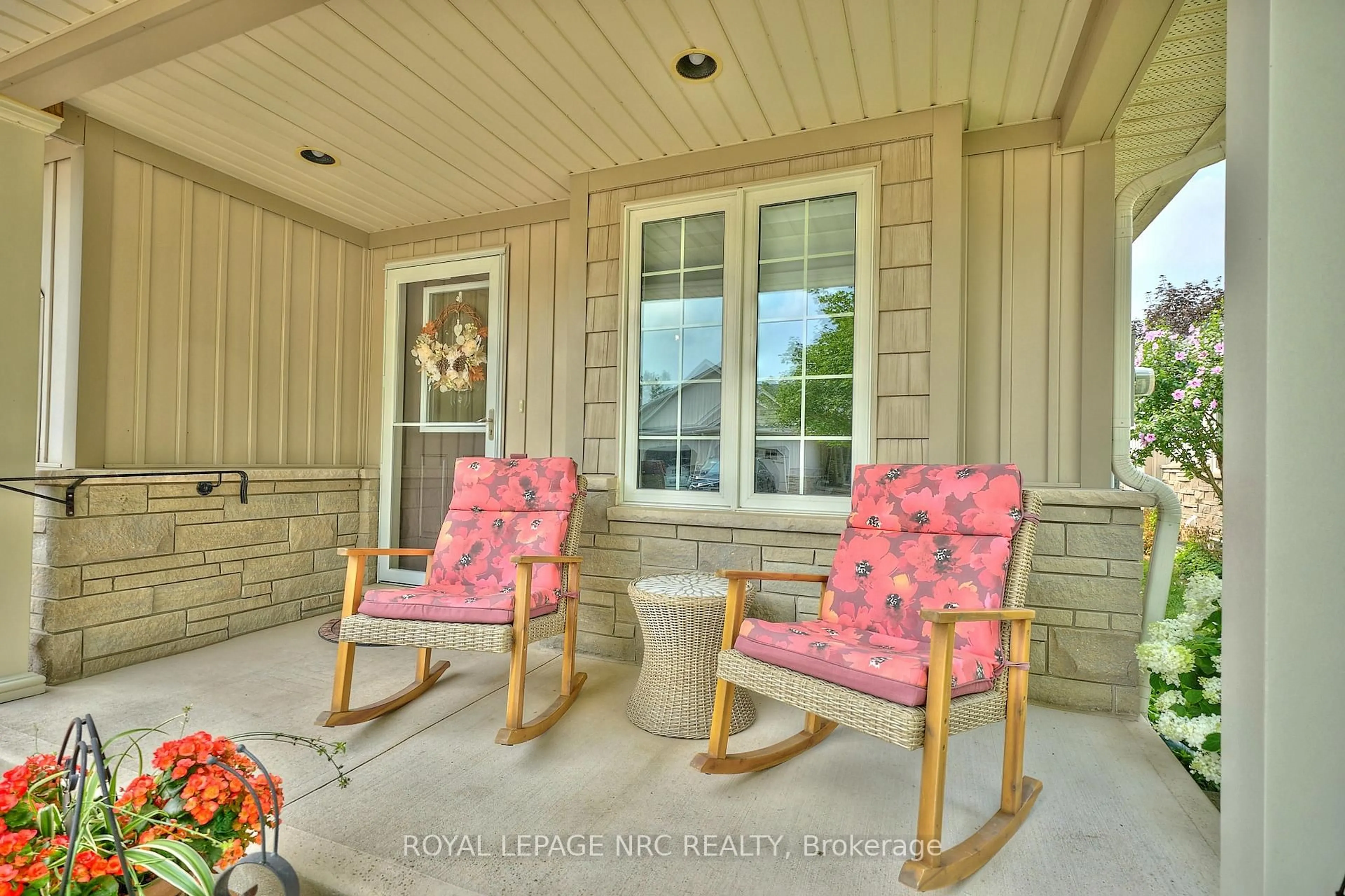 Patio, street for 8 Jenny Cres, West Lincoln Ontario L0R 2A0