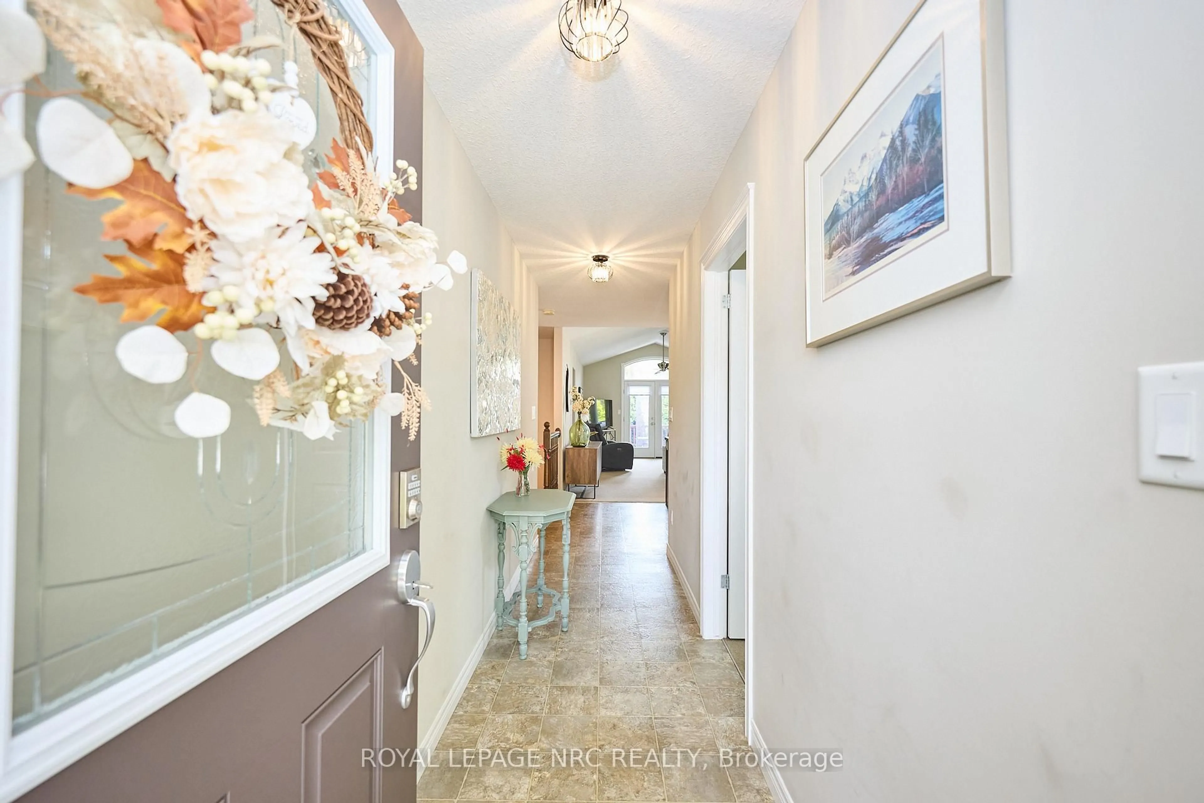 Indoor entryway for 8 Jenny Cres, West Lincoln Ontario L0R 2A0