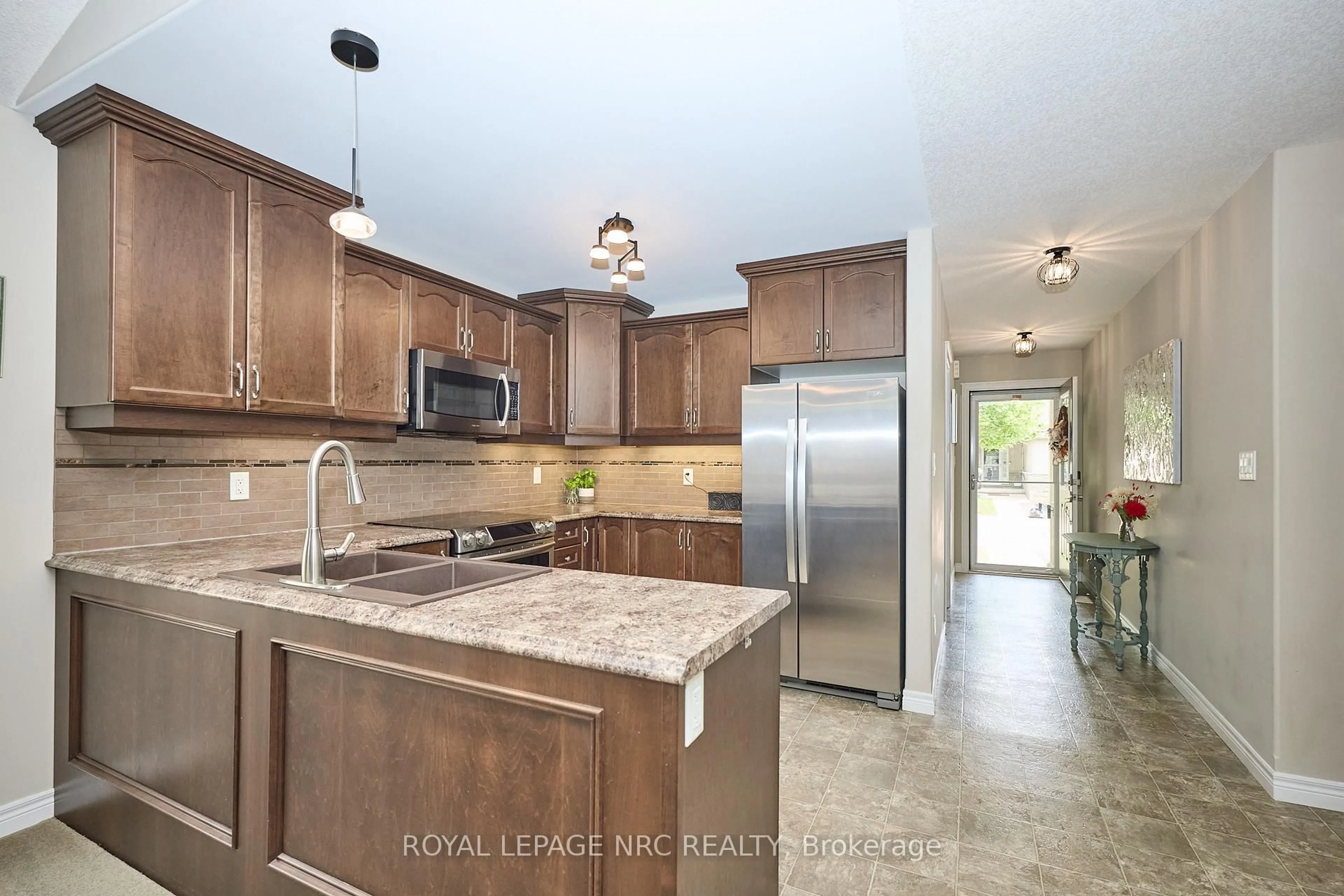Open concept kitchen, ceramic/tile floor for 8 Jenny Cres, West Lincoln Ontario L0R 2A0