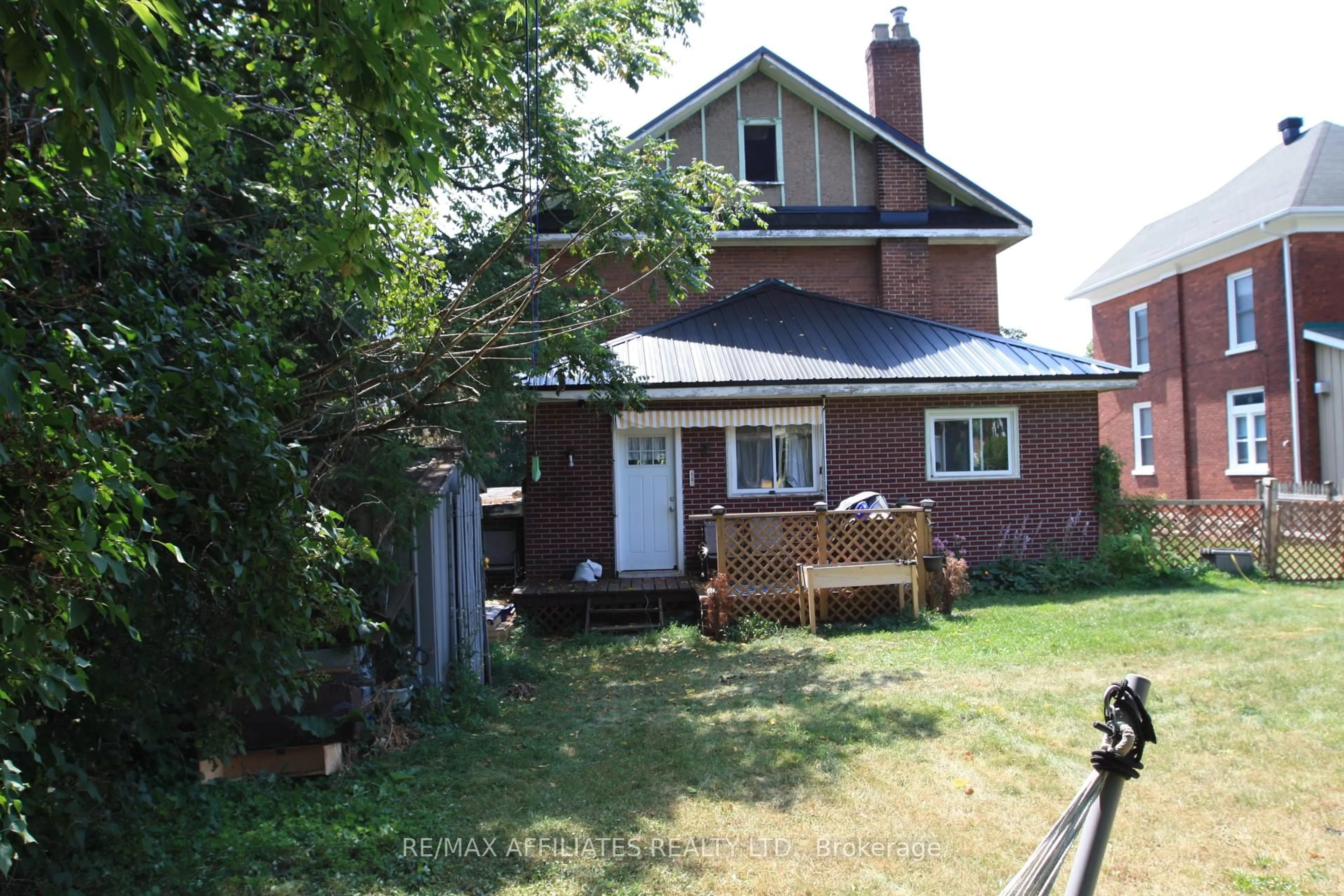 A pic from outside/outdoor area/front of a property/back of a property/a pic from drone, street for 37 Mcgill St, Smiths Falls Ontario K7A 3M8