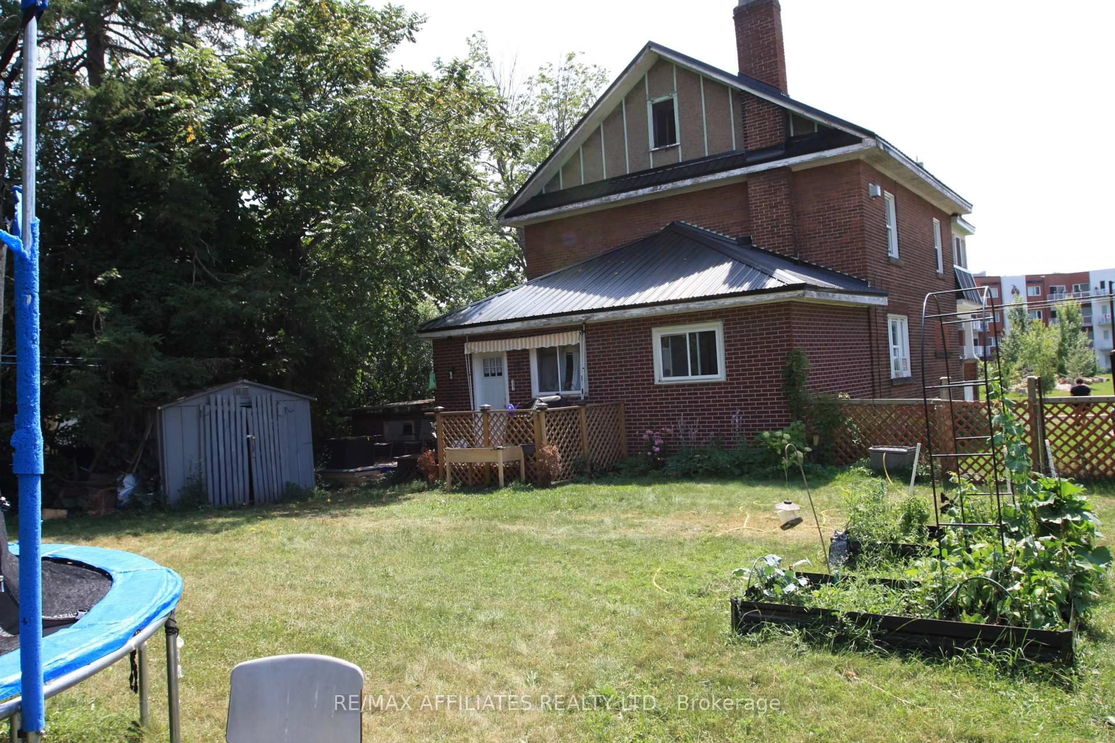Unknown for 37 Mcgill St, Smiths Falls Ontario K7A 3M8