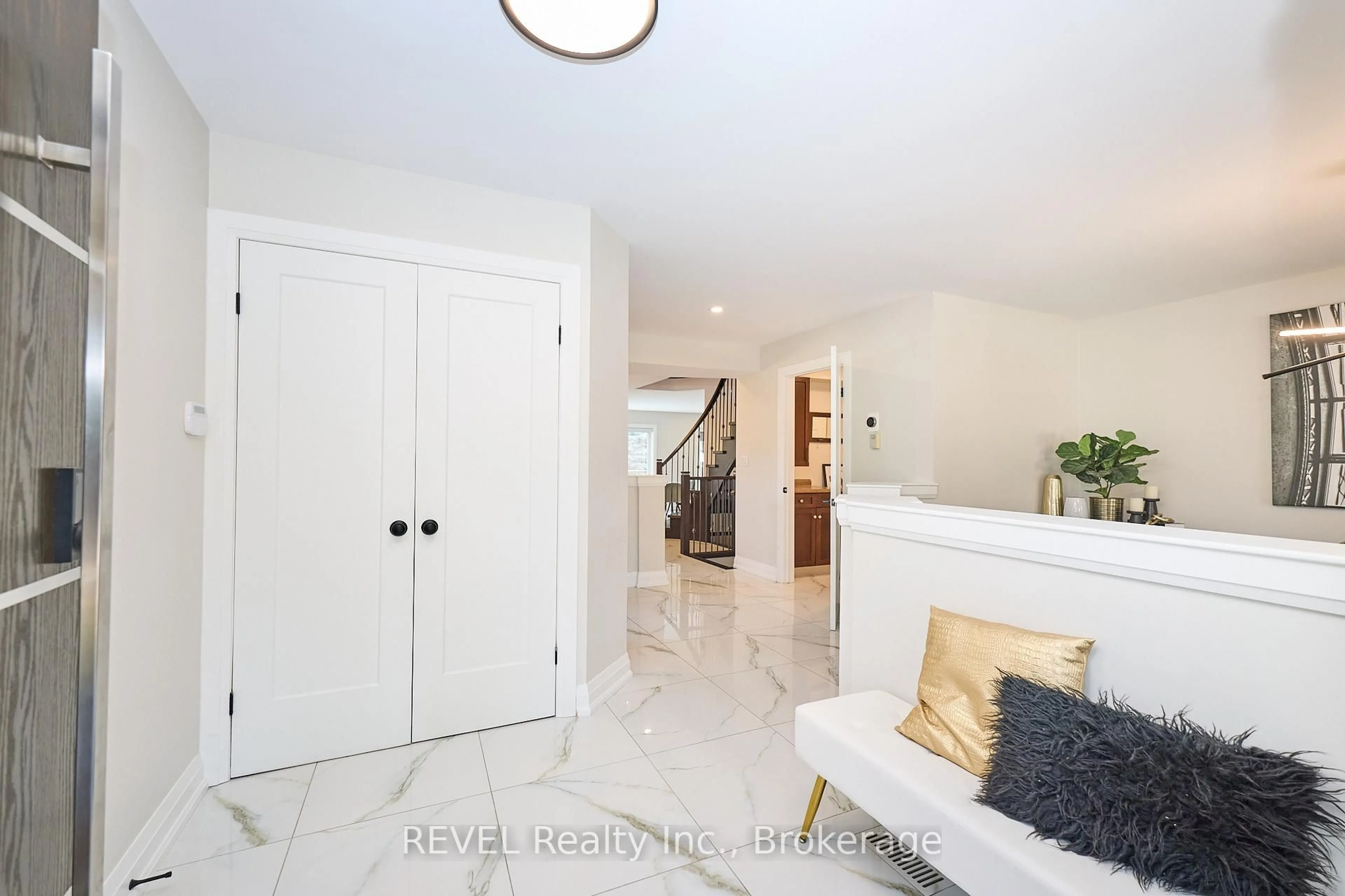 Indoor entryway for 15 Fosh Crt, St. Catharines Ontario L2S 4A9
