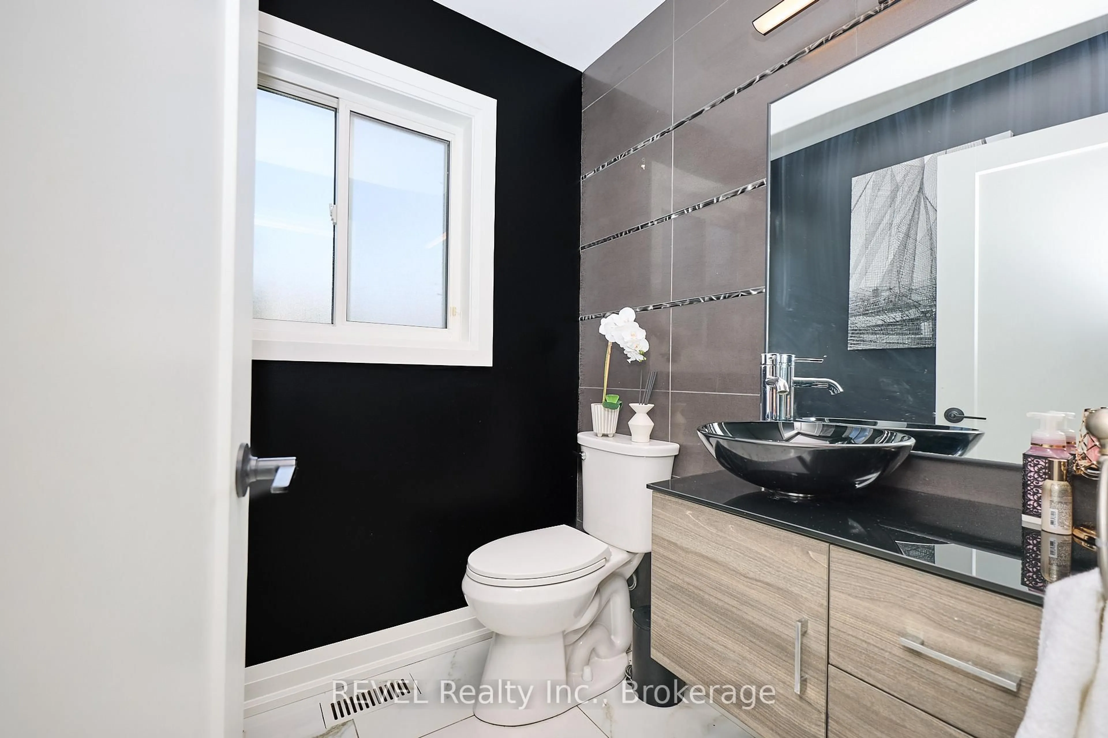 Contemporary bathroom, ceramic/tile floor for 15 Fosh Crt, St. Catharines Ontario L2S 4A9
