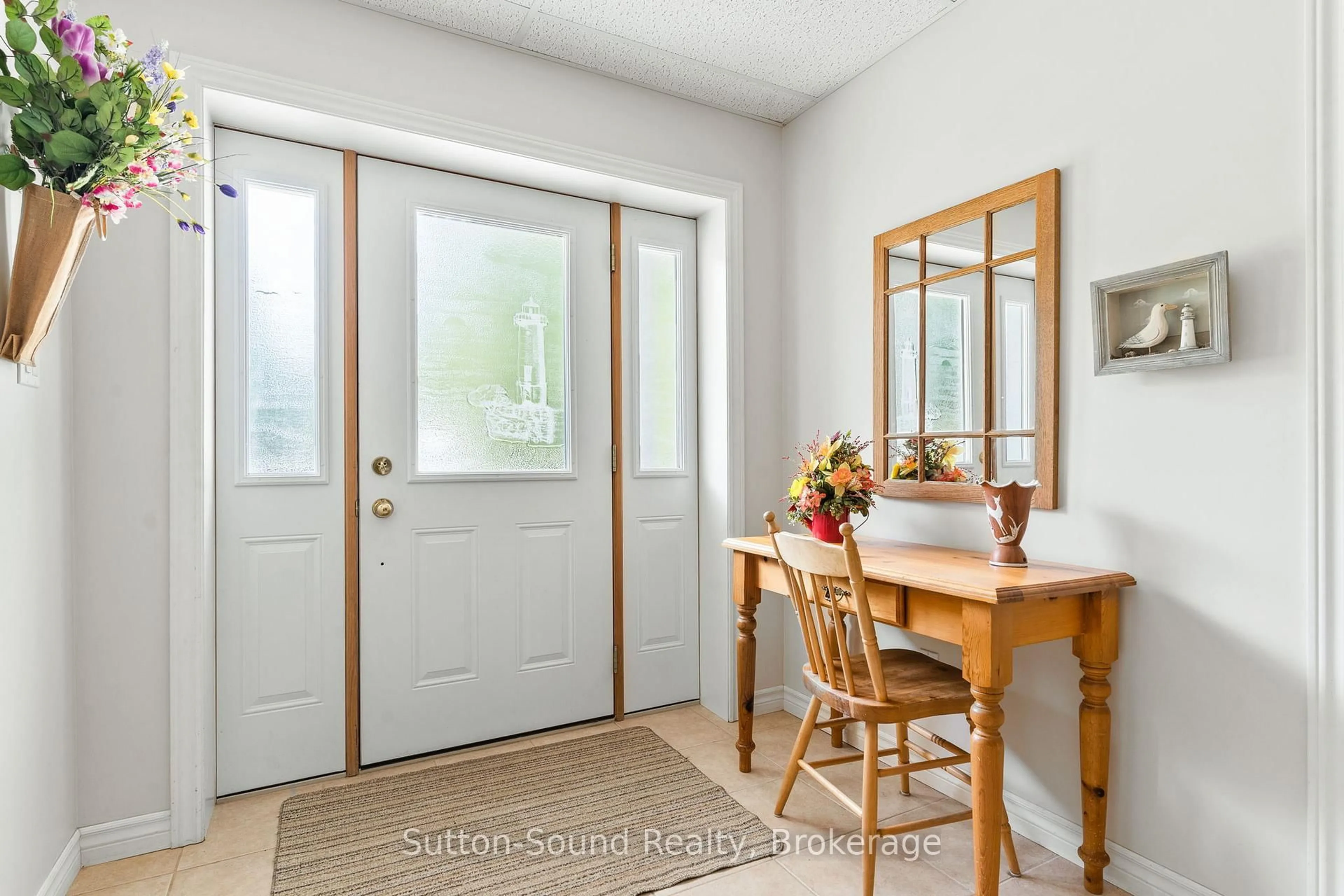 Indoor entryway for 1215 Sunset Dr, South Bruce Peninsula Ontario N0H 2T0