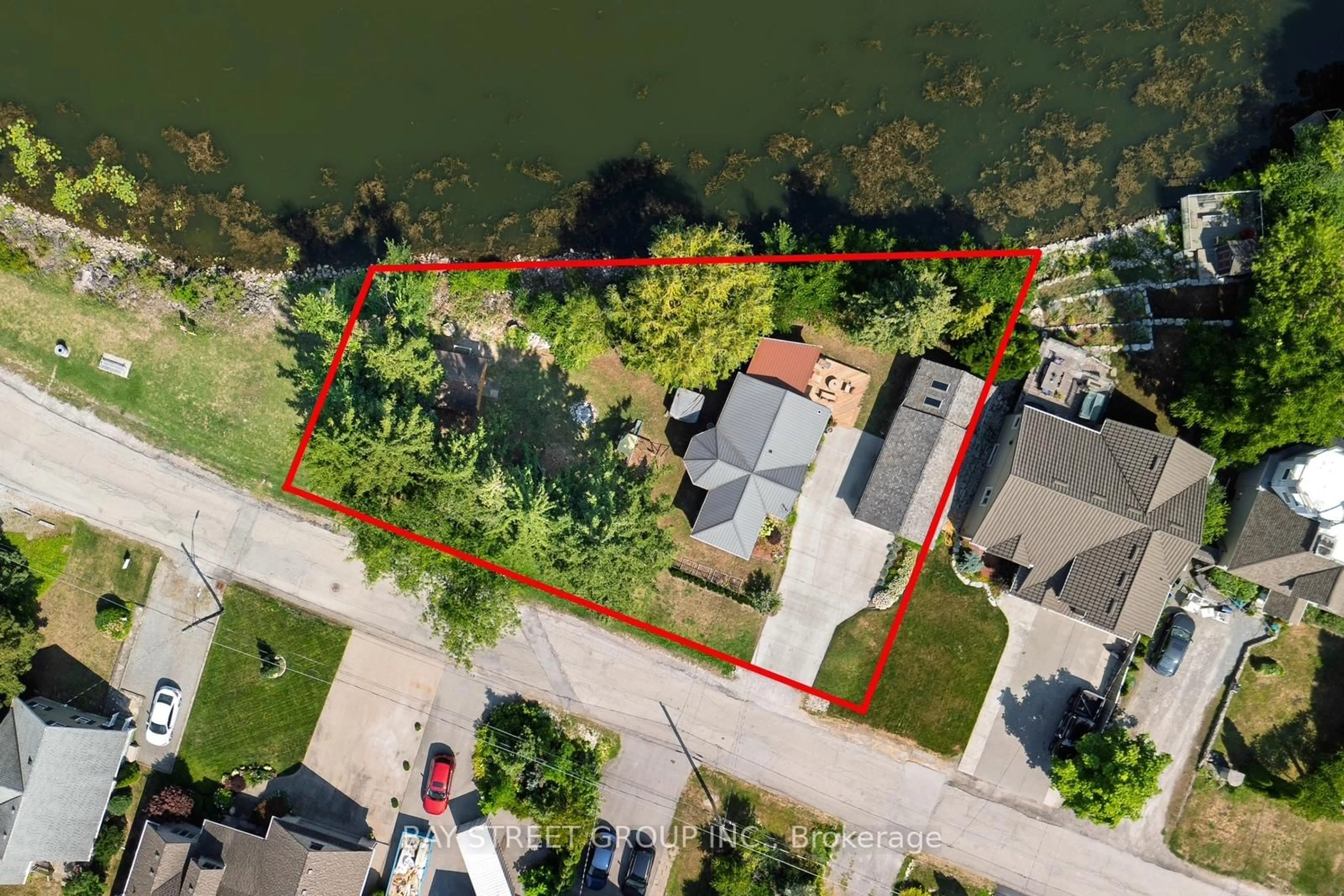 A pic from outside/outdoor area/front of a property/back of a property/a pic from drone, water/lake/river/ocean view for 14 Marlatts Rd, Thorold Ontario L2V 1N1