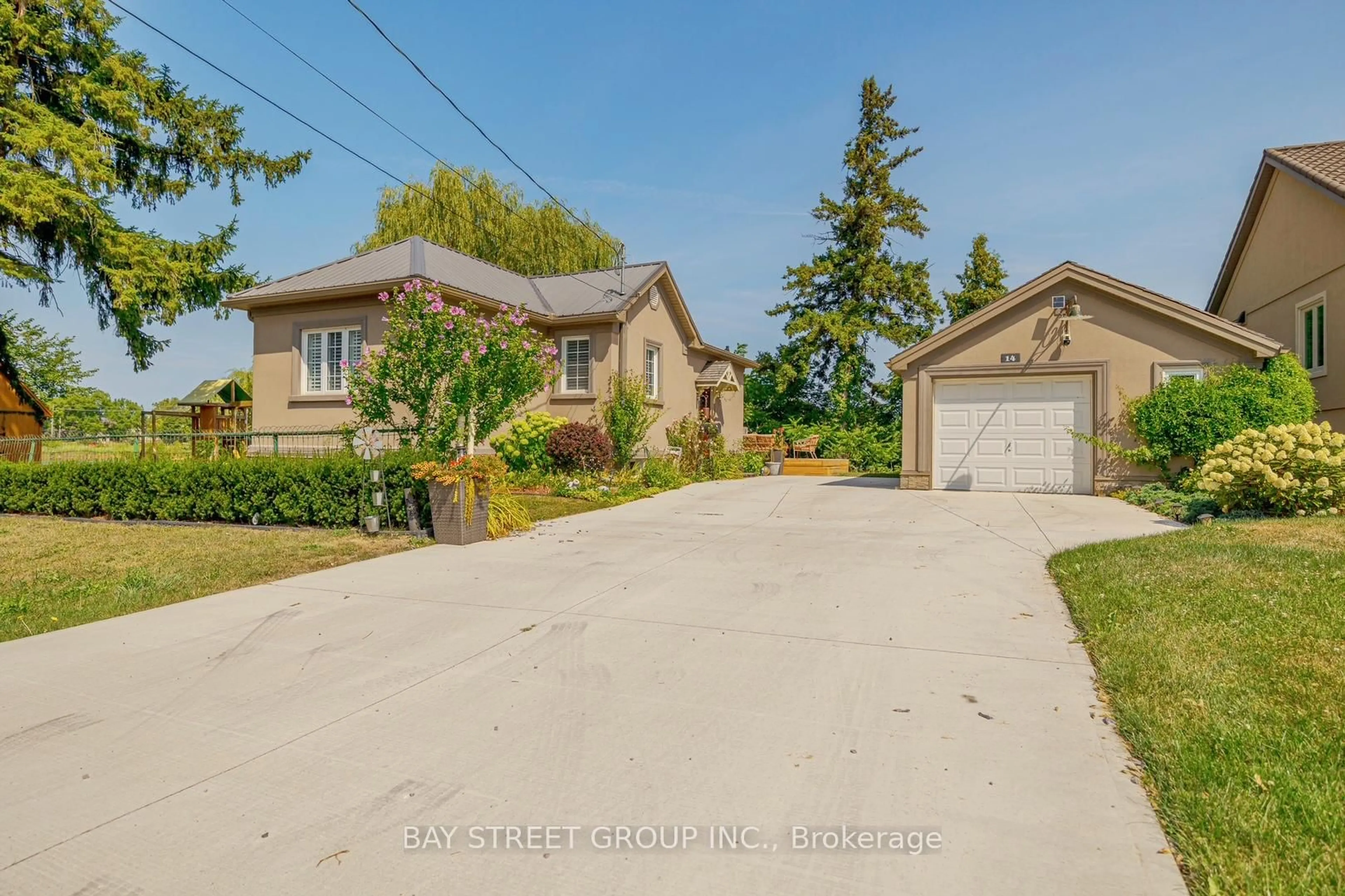 A pic from outside/outdoor area/front of a property/back of a property/a pic from drone, street for 14 Marlatts Rd, Thorold Ontario L2V 1N1