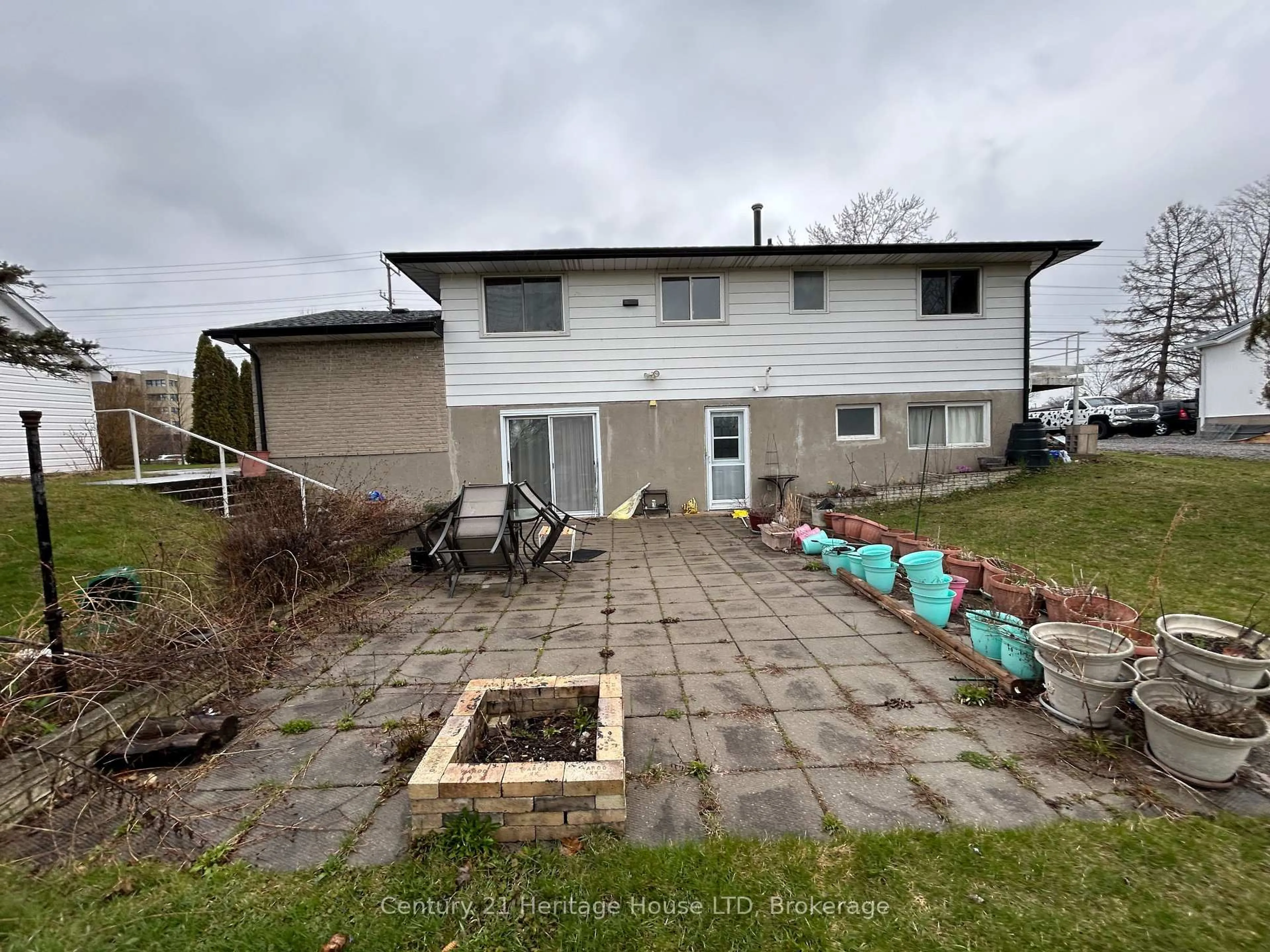 A pic from outside/outdoor area/front of a property/back of a property/a pic from drone, unknown for 310 Albany St, Fort Erie Ontario L2A 1L9