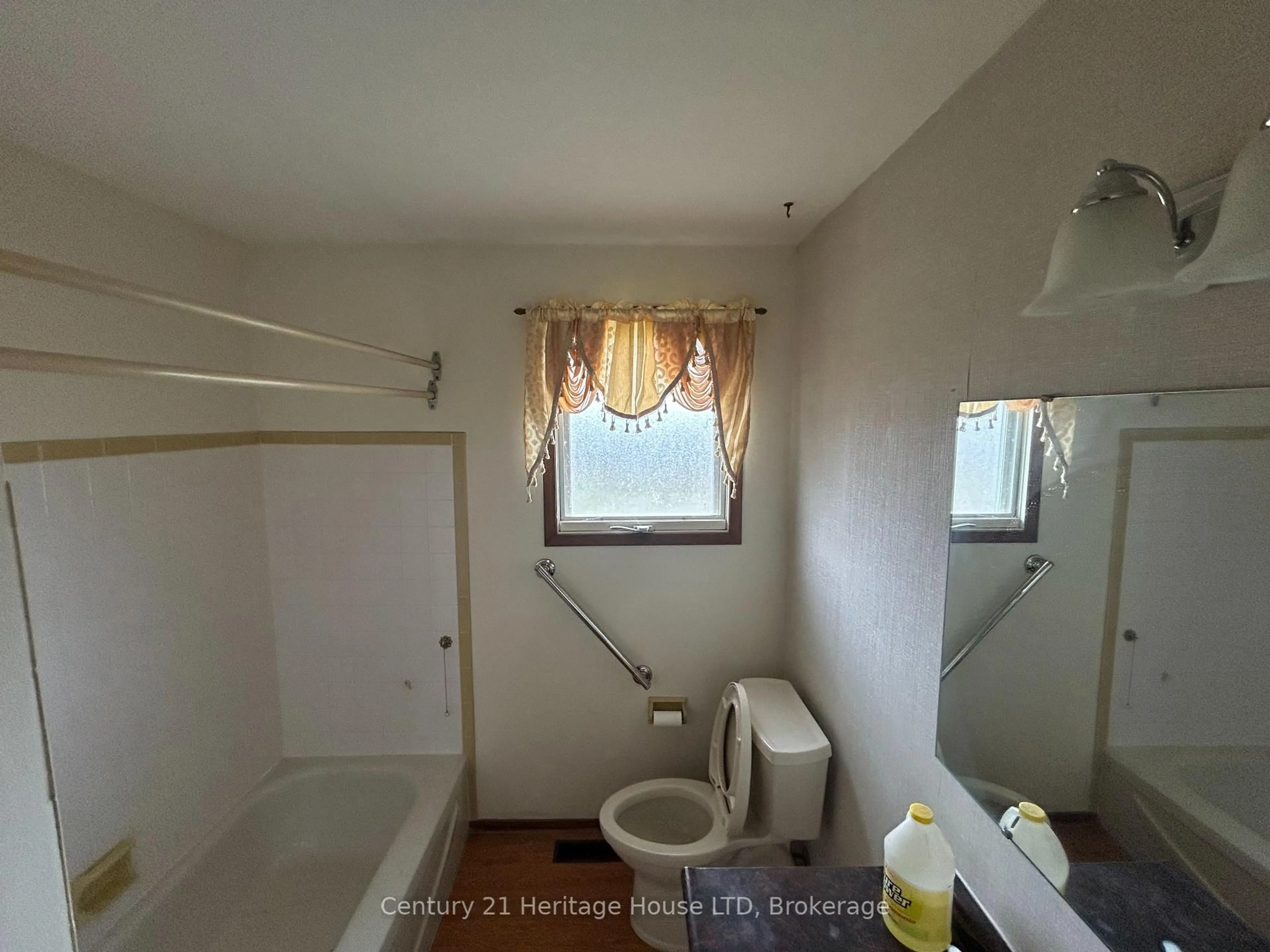 Standard bathroom, unknown for 310 Albany St, Fort Erie Ontario L2A 1L9
