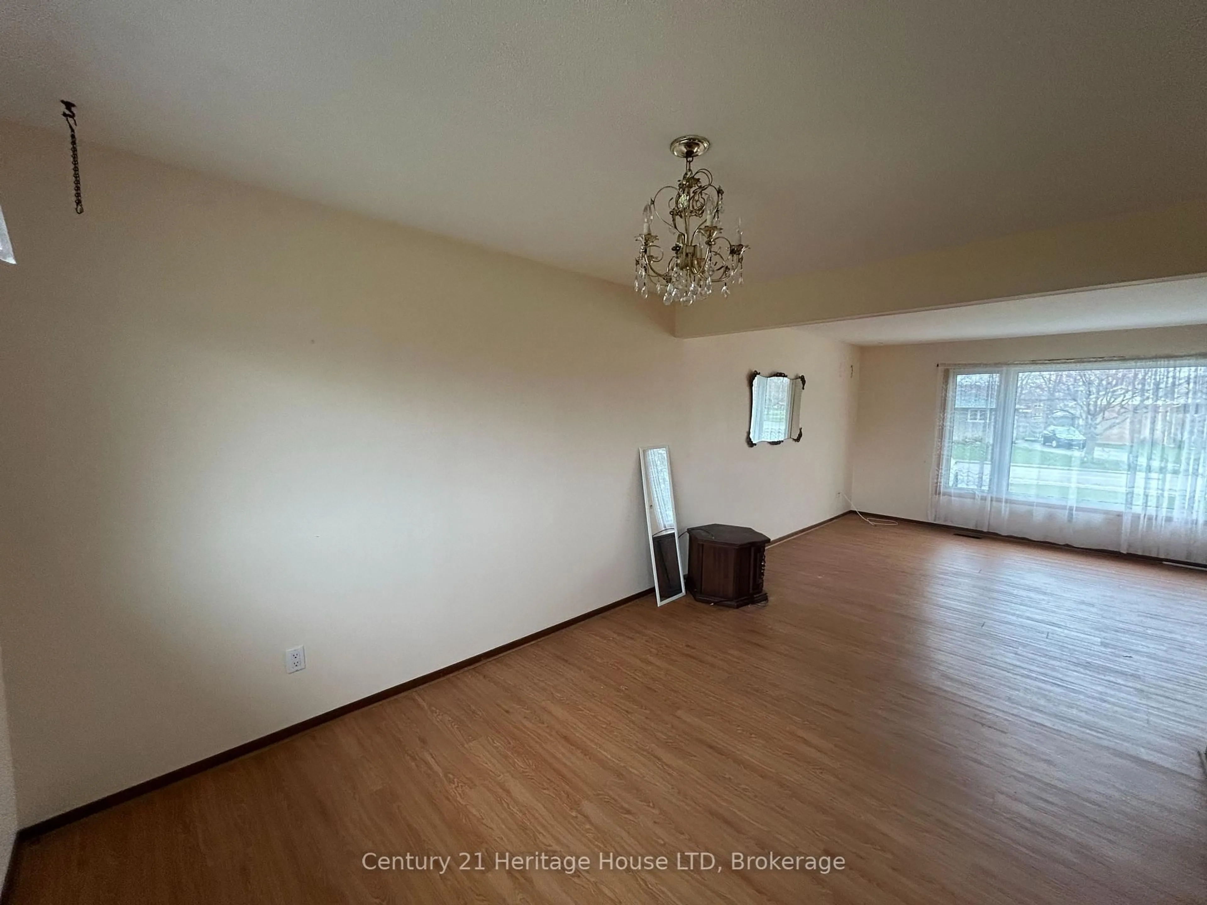 A pic of a room for 310 Albany St, Fort Erie Ontario L2A 1L9