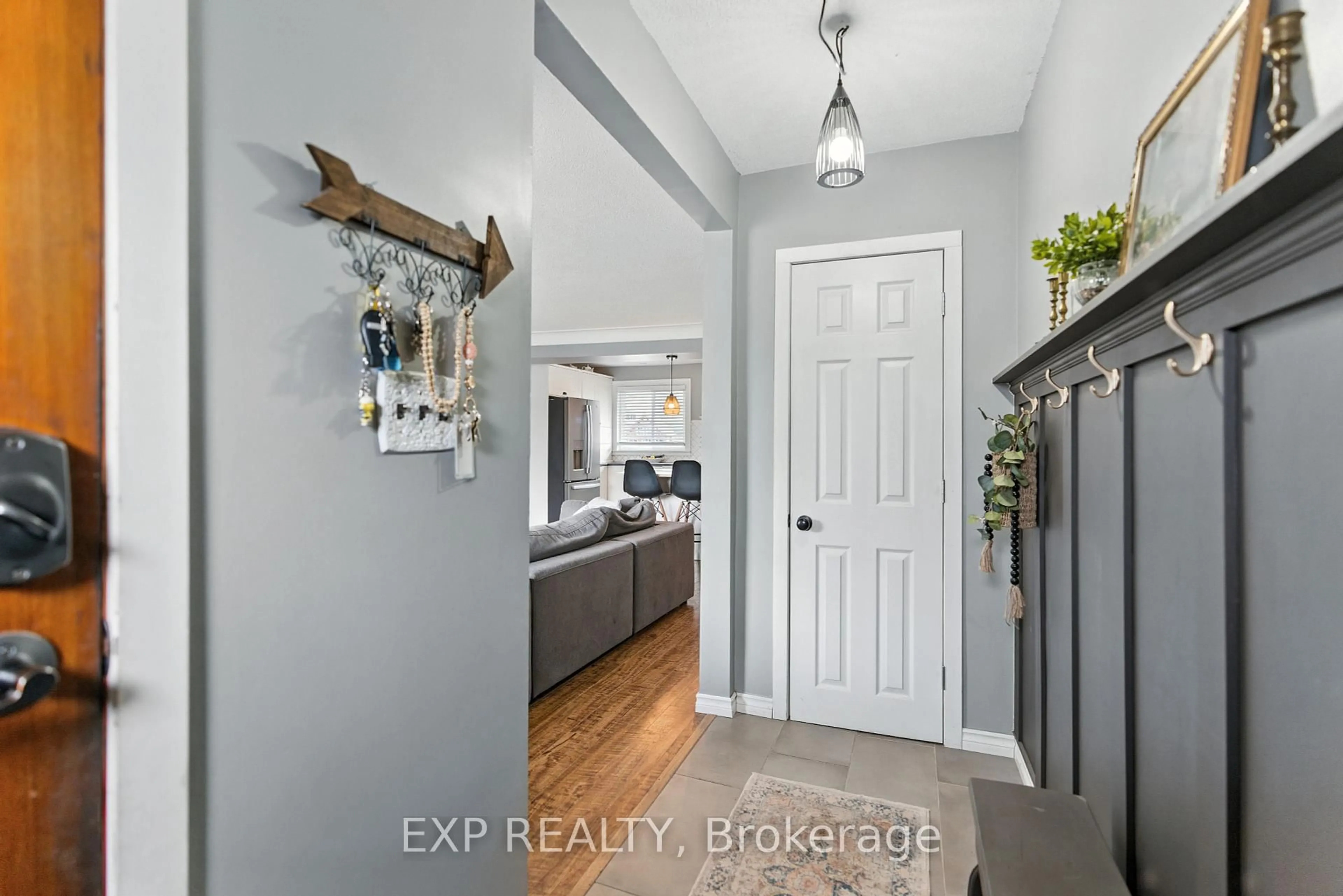Indoor entryway for 319 Highland Ave, Fort Erie Ontario L2A 2Y1