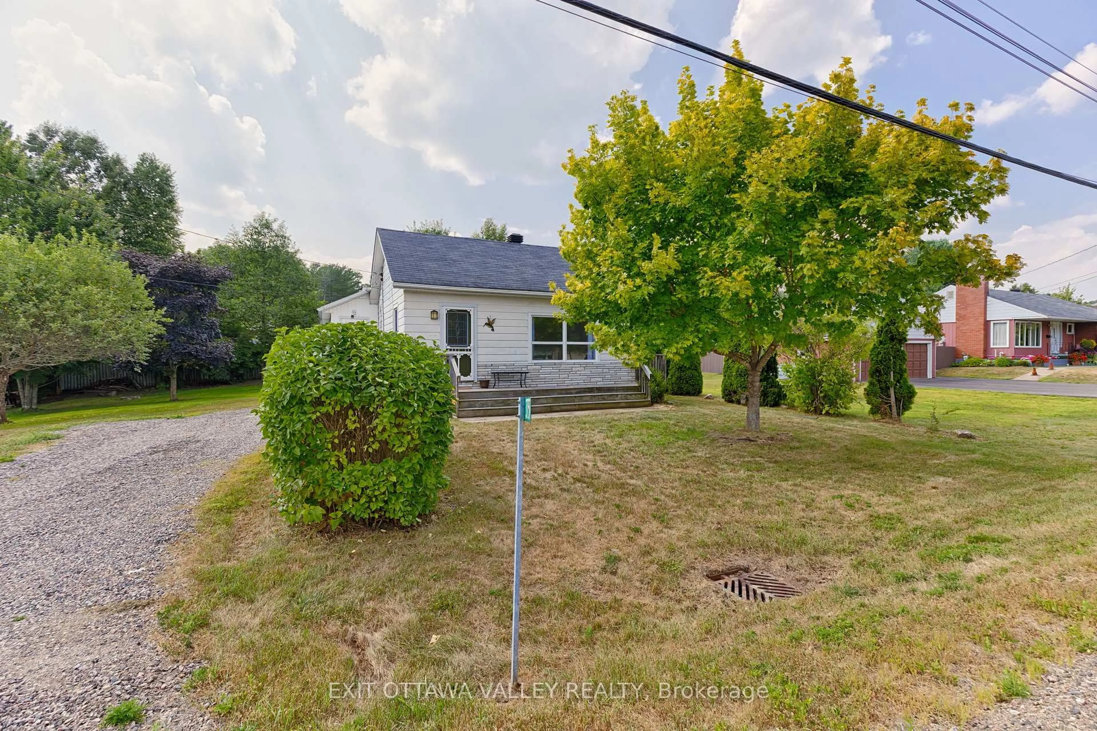 A pic from outside/outdoor area/front of a property/back of a property/a pic from drone, street for 3751 B Line Rd, Laurentian Valley Ontario K8A 7G1