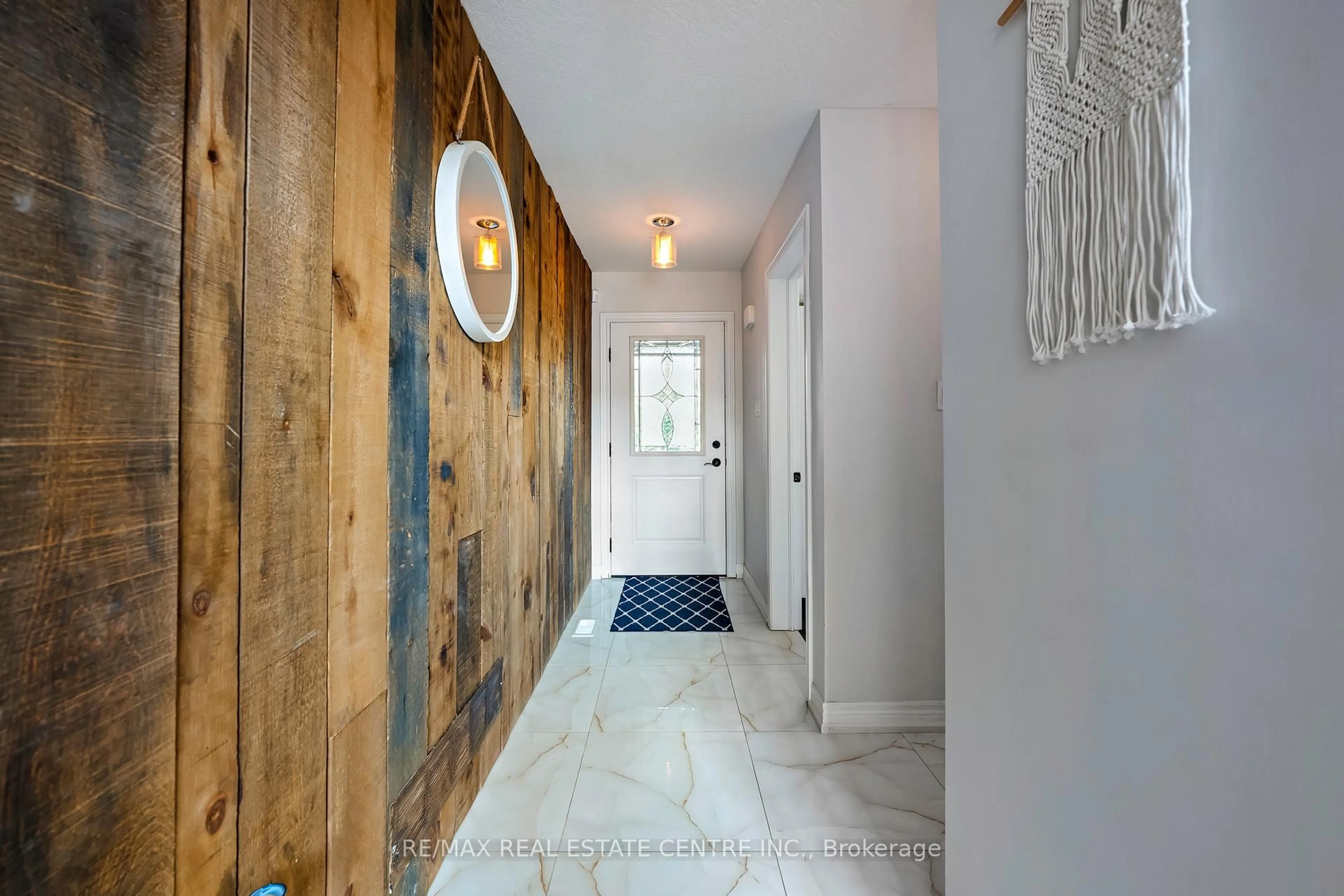 Indoor entryway for 29 Mcintyre Lane, East Luther Grand Valley Ontario L9W 6V1
