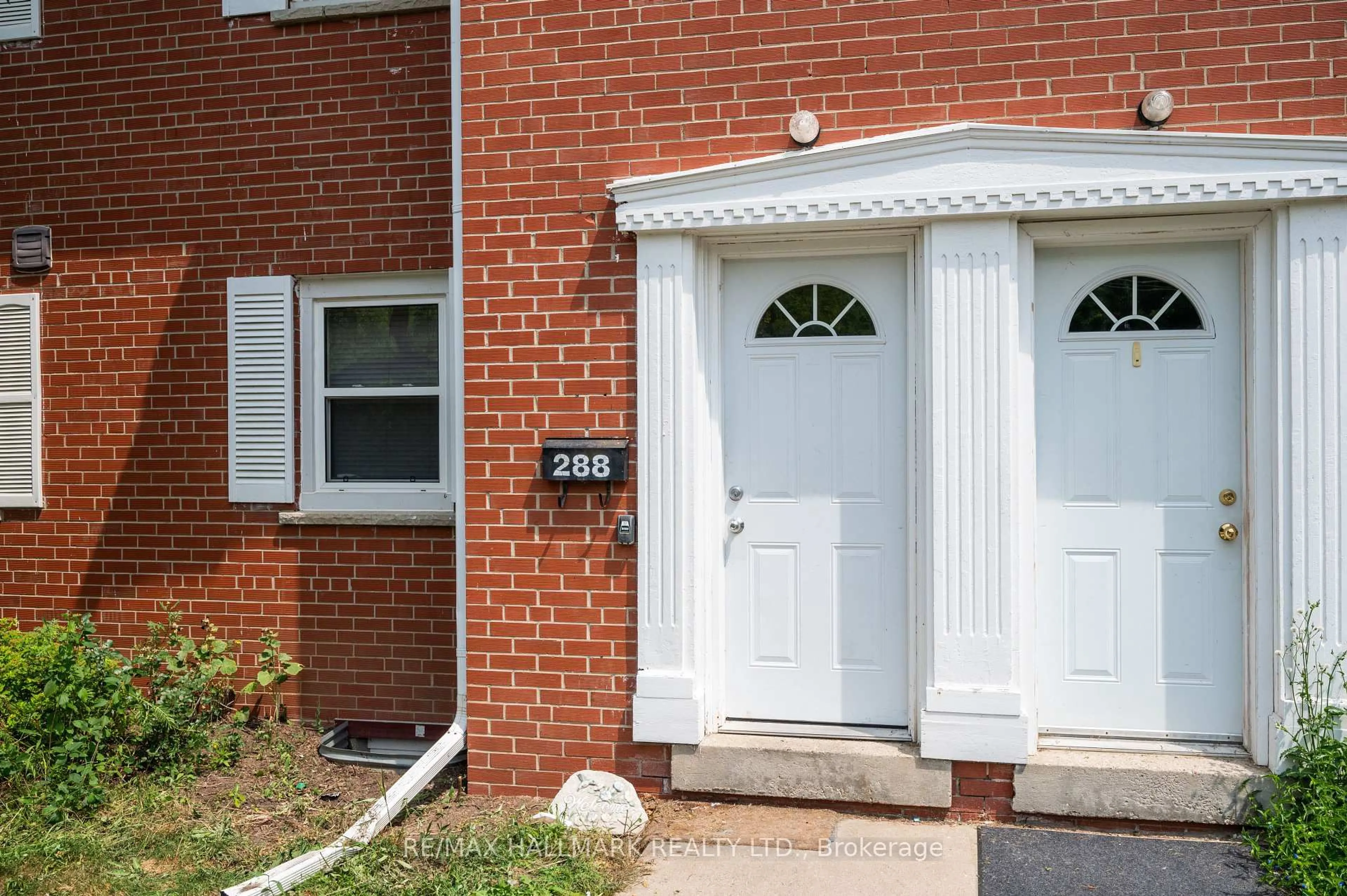 Home with brick exterior material, street for 288 Westcourt Pl #25, Waterloo Ontario N2L 2R7