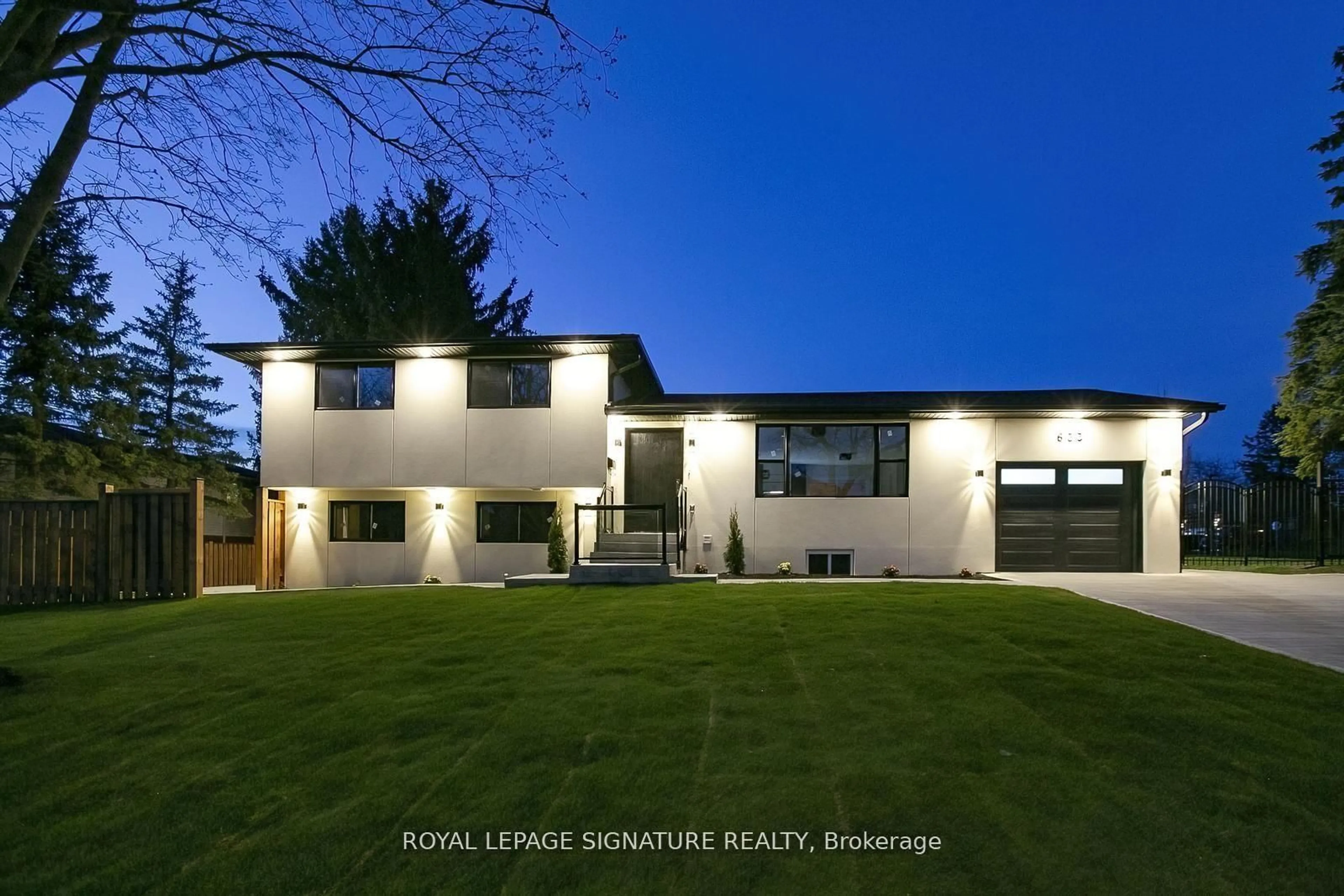 Home with vinyl exterior material, street for 633 Green Meadow Cres, Waterloo Ontario N2V 1E1