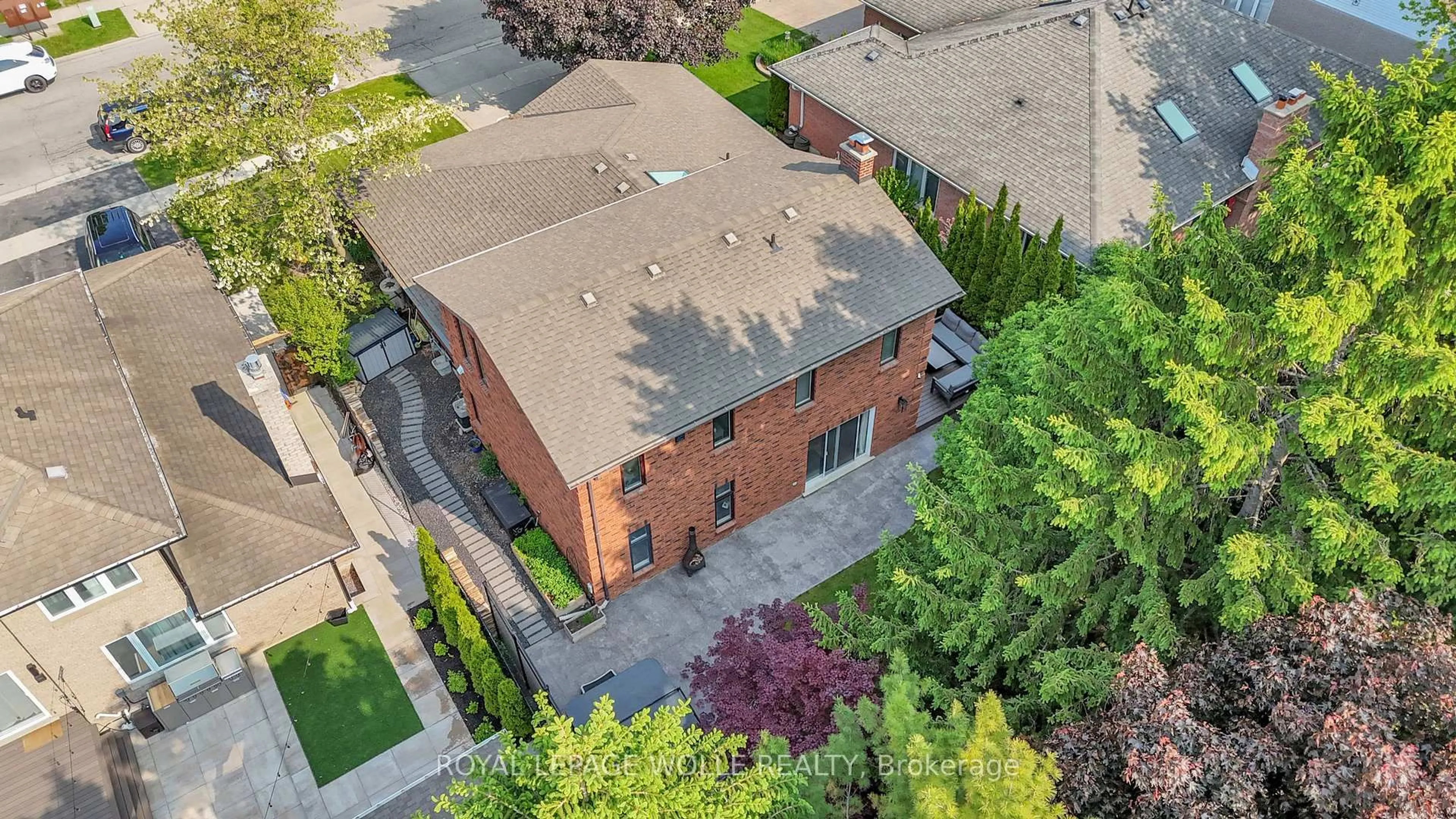A pic from outside/outdoor area/front of a property/back of a property/a pic from drone, street for 34 Daimler Dr, Kitchener Ontario N2A 3W2