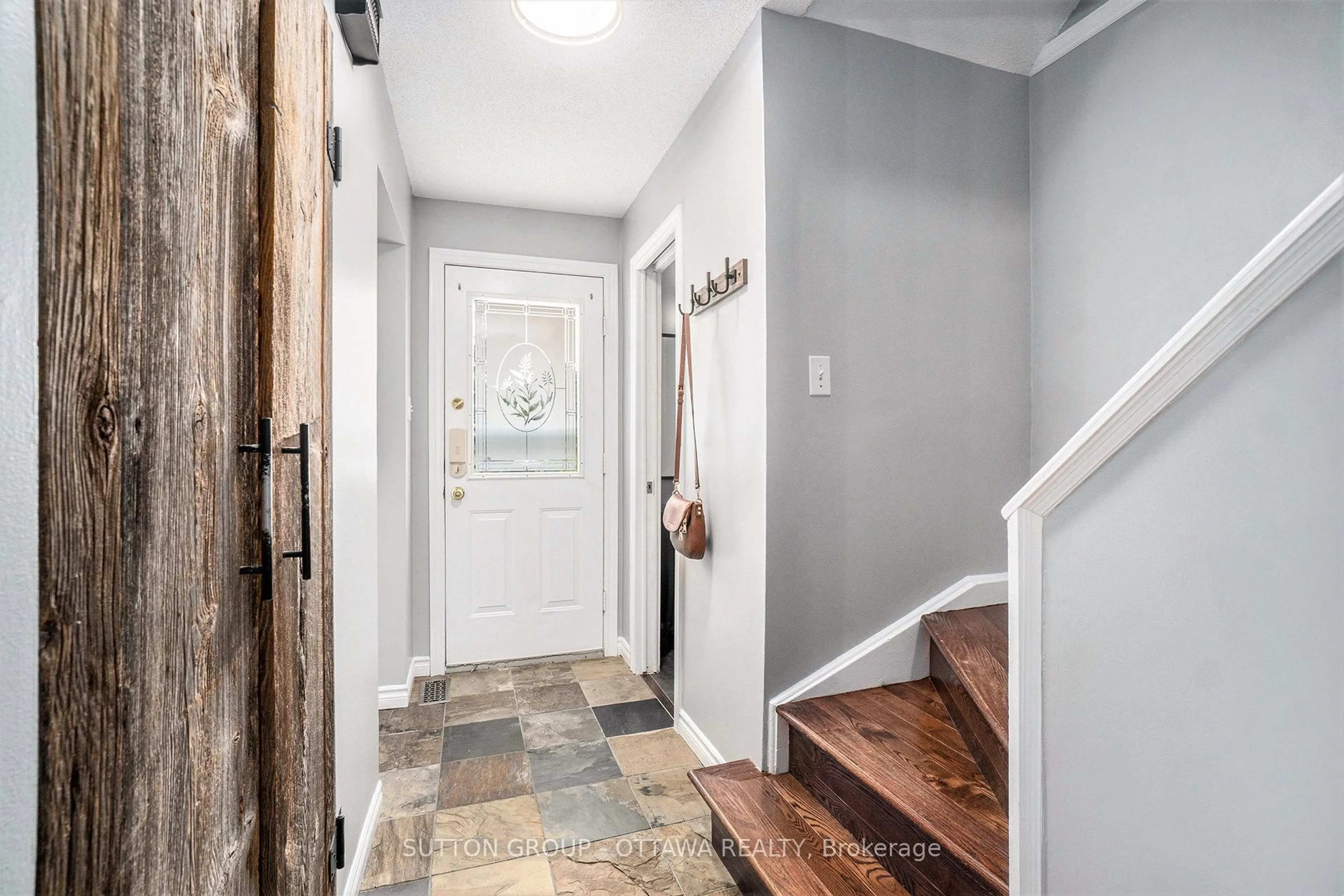 Indoor entryway for 6164 Brookside Lane, Orleans Ontario K1C 2K7