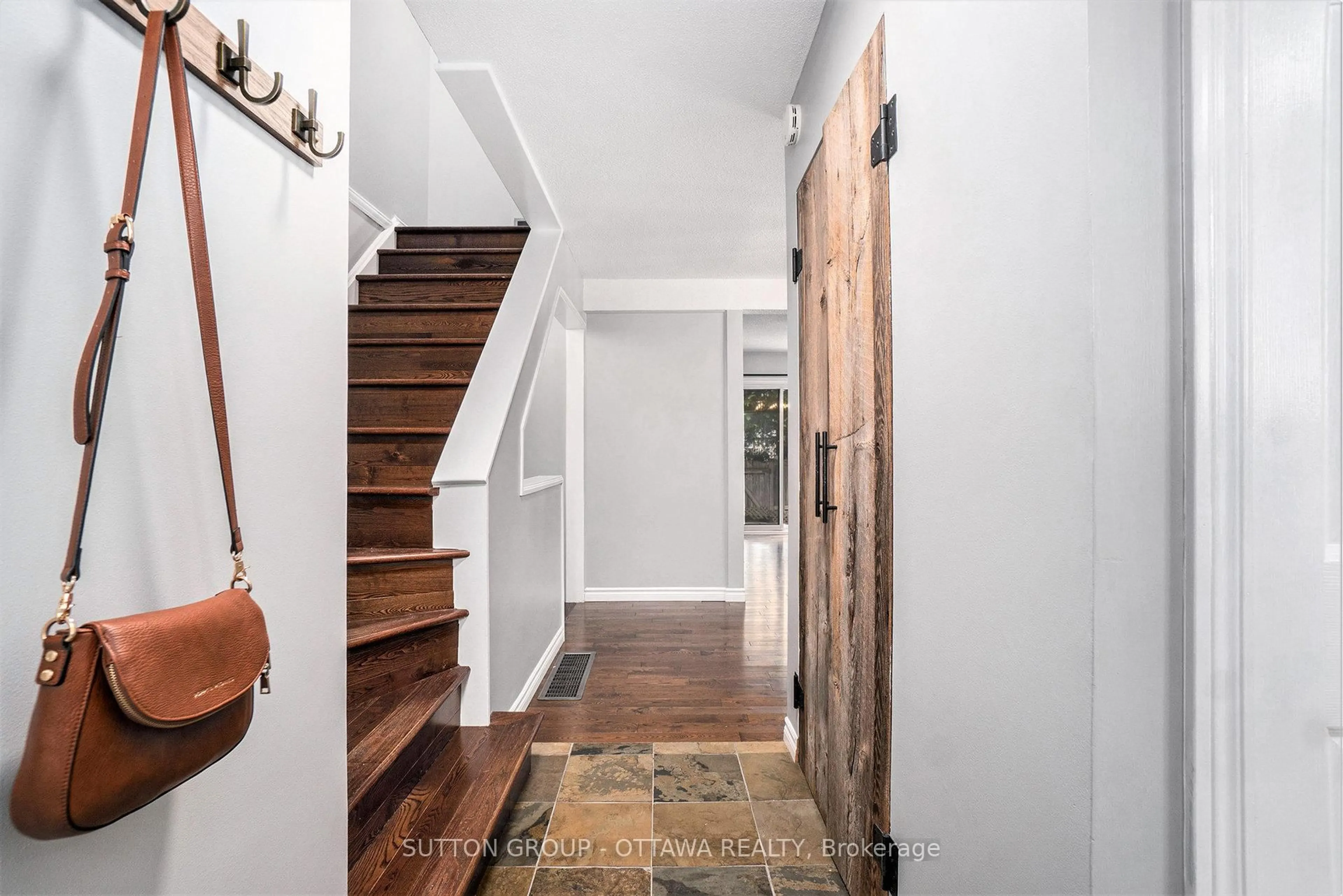 Indoor entryway for 6164 Brookside Lane, Orleans Ontario K1C 2K7