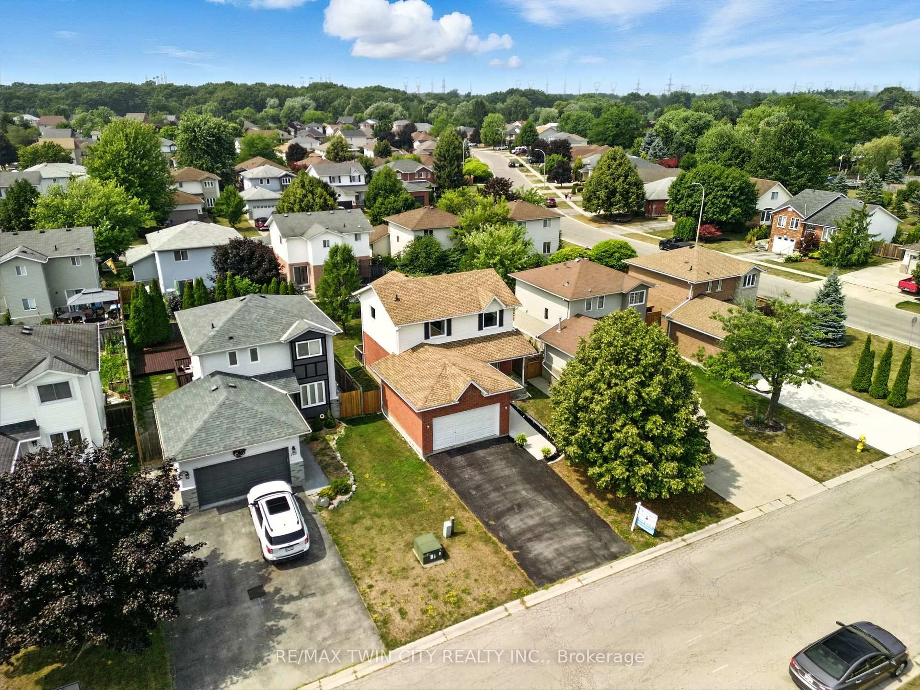 A pic from outside/outdoor area/front of a property/back of a property/a pic from drone, street for 220 Kinross St, Haldimand Ontario N3W 2K5