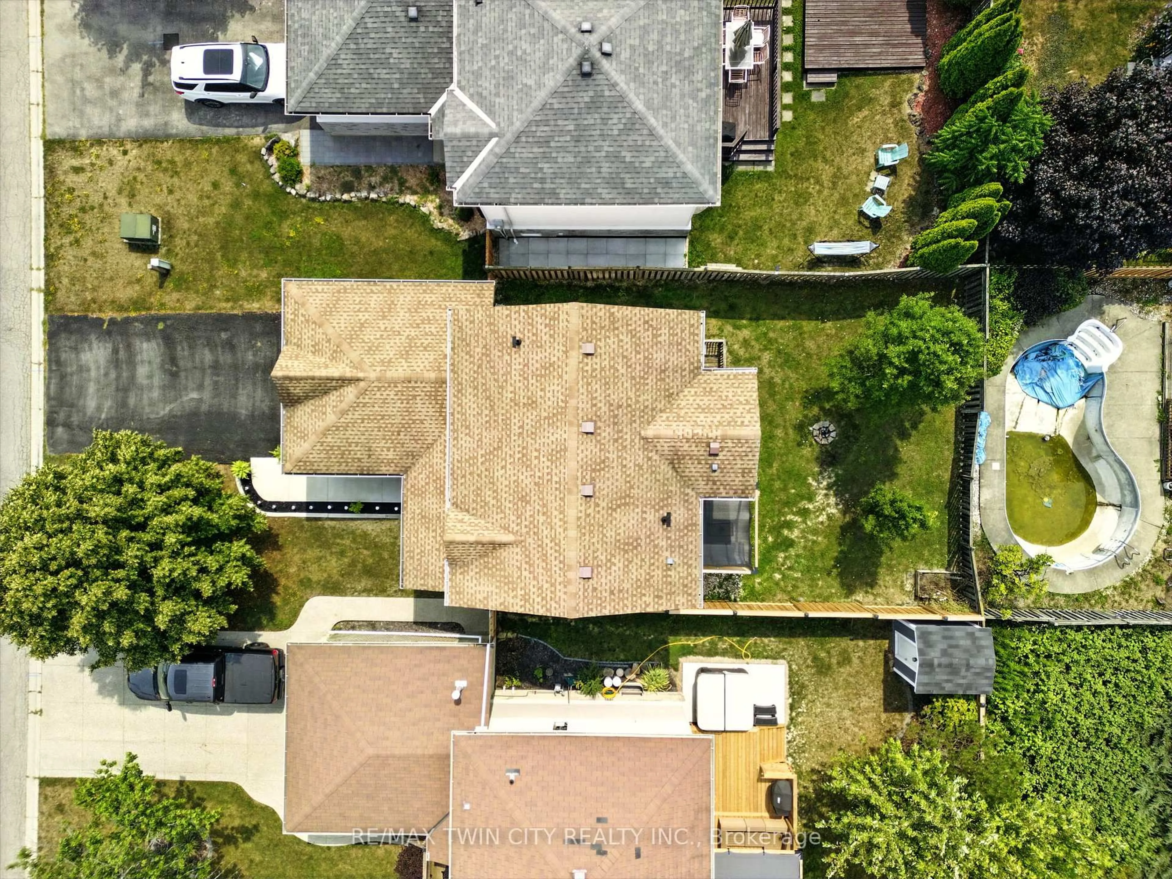 A pic from outside/outdoor area/front of a property/back of a property/a pic from drone, street for 220 Kinross St, Haldimand Ontario N3W 2K5