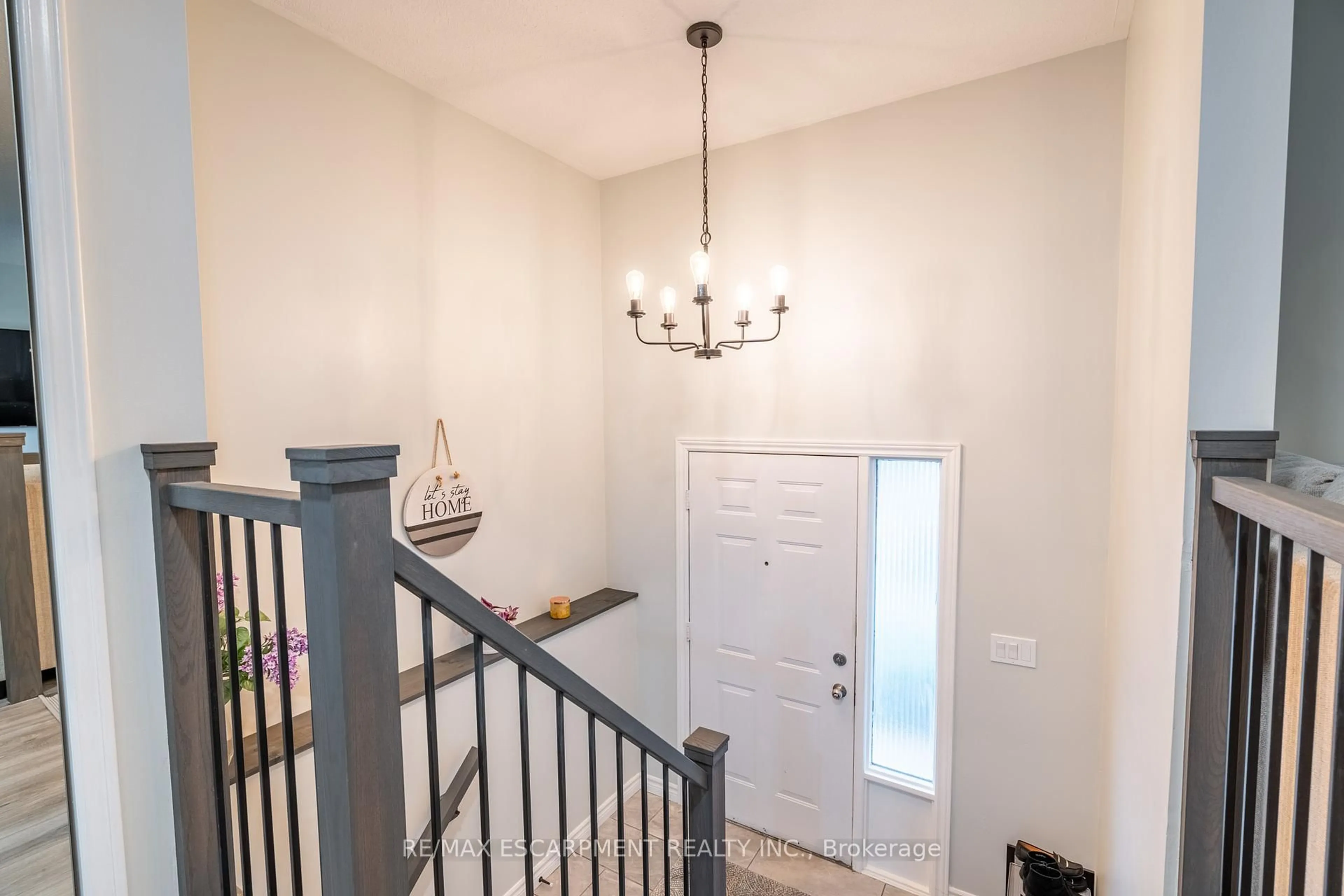 Indoor entryway for 24 Augusta Ave, St. Catharines Ontario L2M 5R2