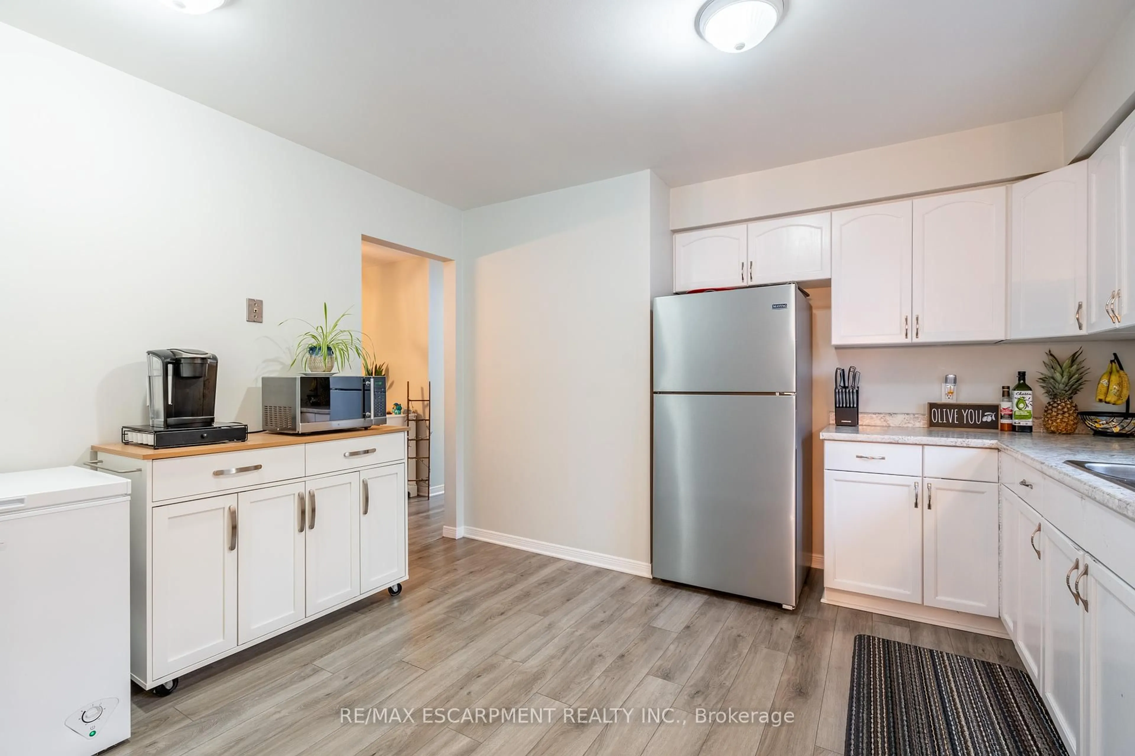 Standard kitchen, unknown for 24 Augusta Ave, St. Catharines Ontario L2M 5R2