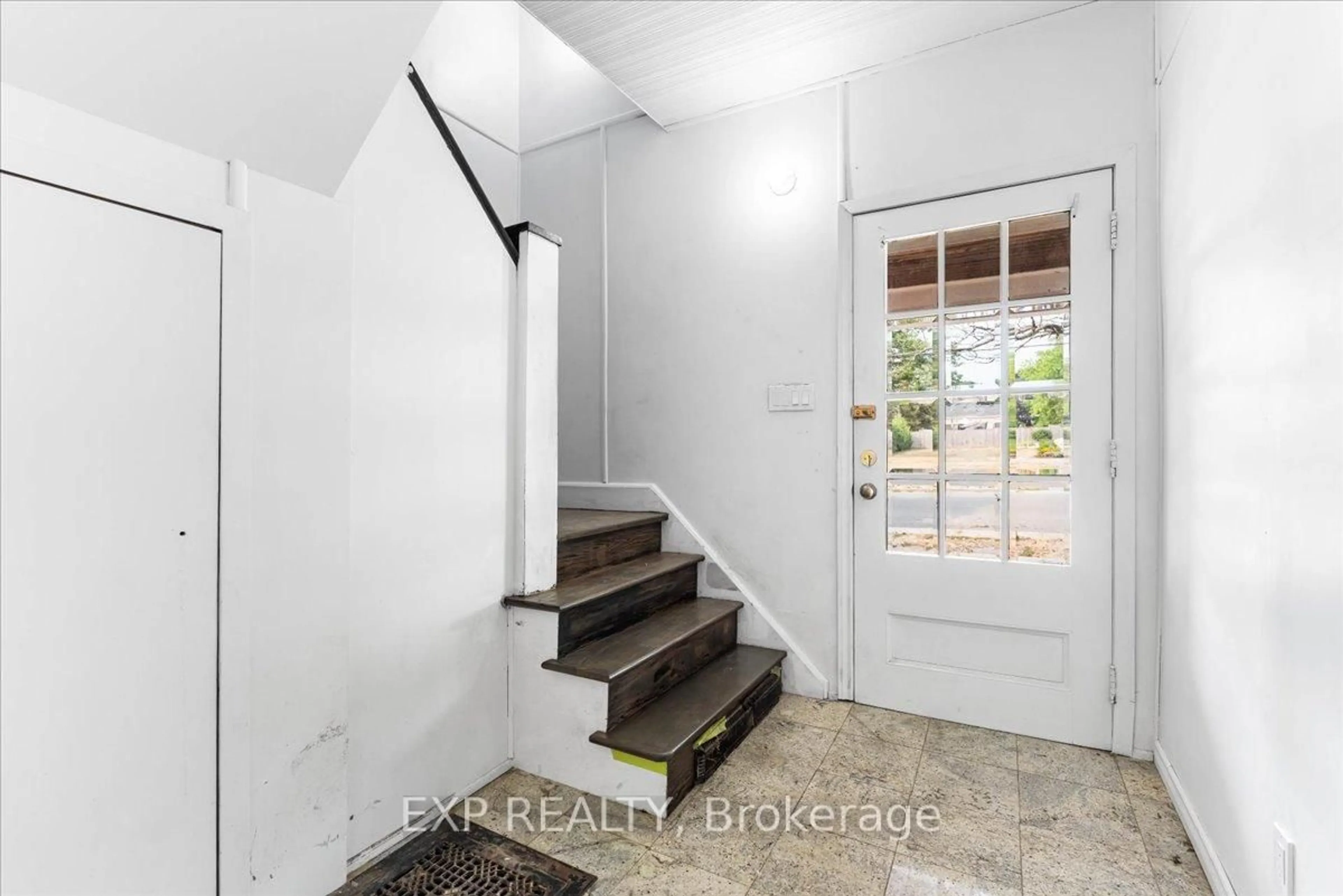 Indoor entryway for 195 Victoria Ave, Quinte West Ontario K8V 5A4