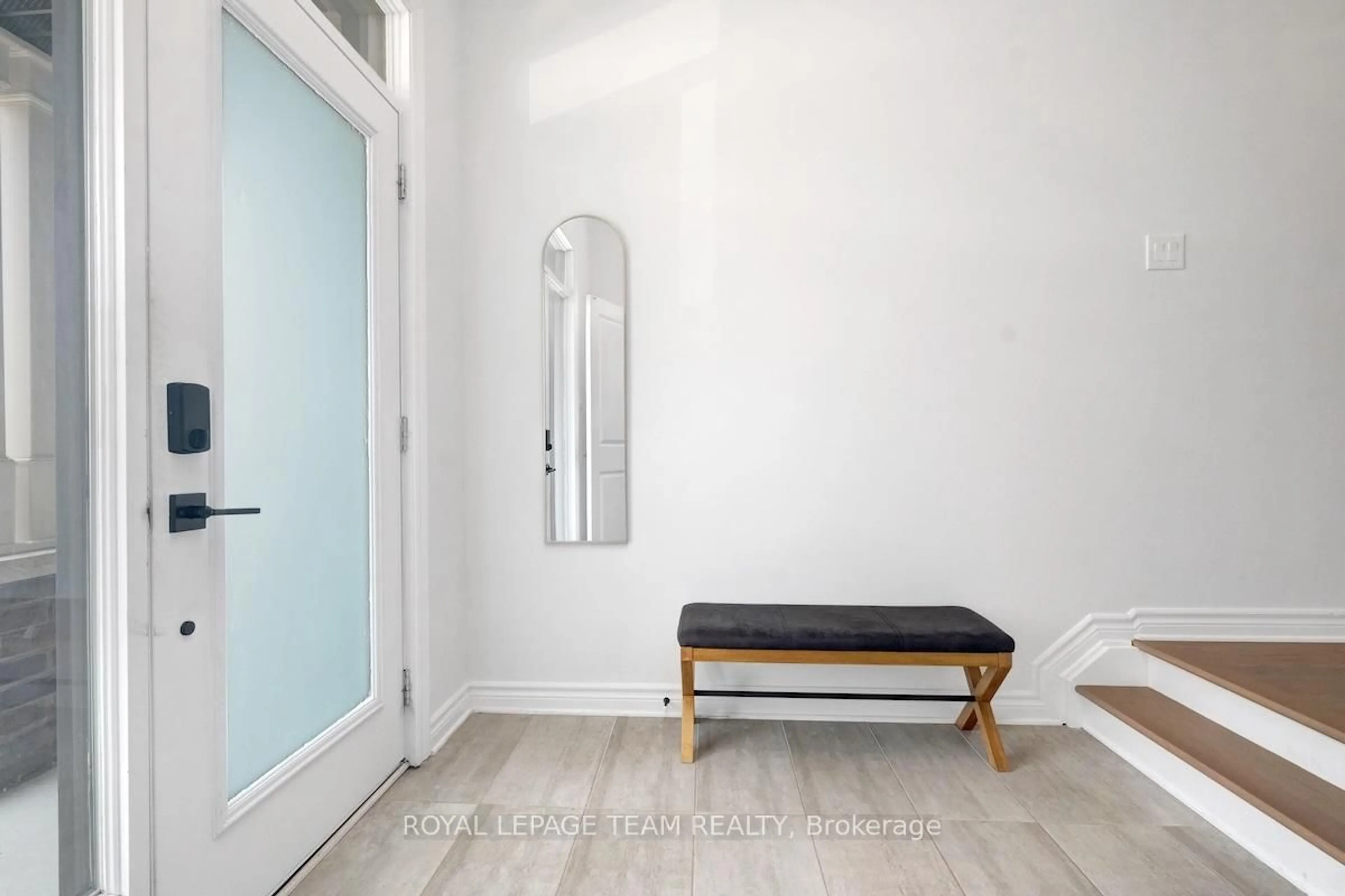 Indoor entryway for 1056 Eider St, Ottawa Ontario K4M 0P4