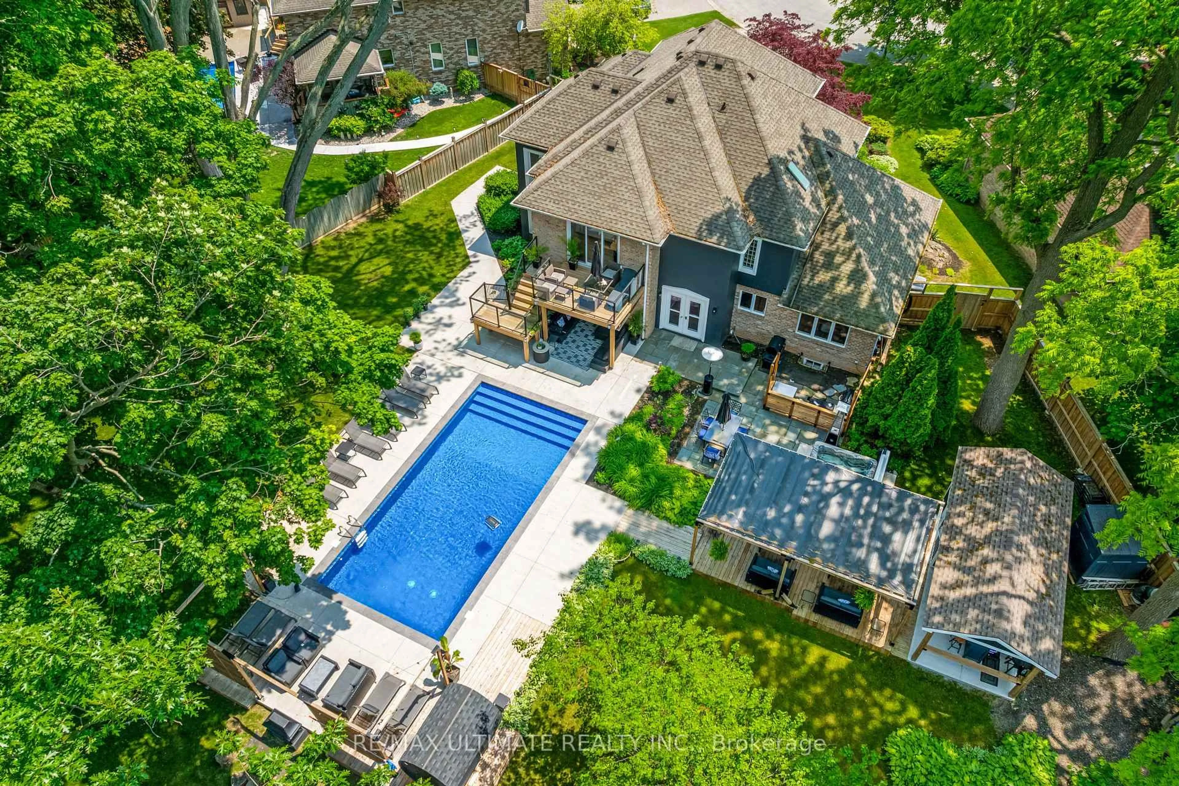 A pic from outside/outdoor area/front of a property/back of a property/a pic from drone, unknown for 9 Karen Crt, Pelham Ontario L0S 1E4