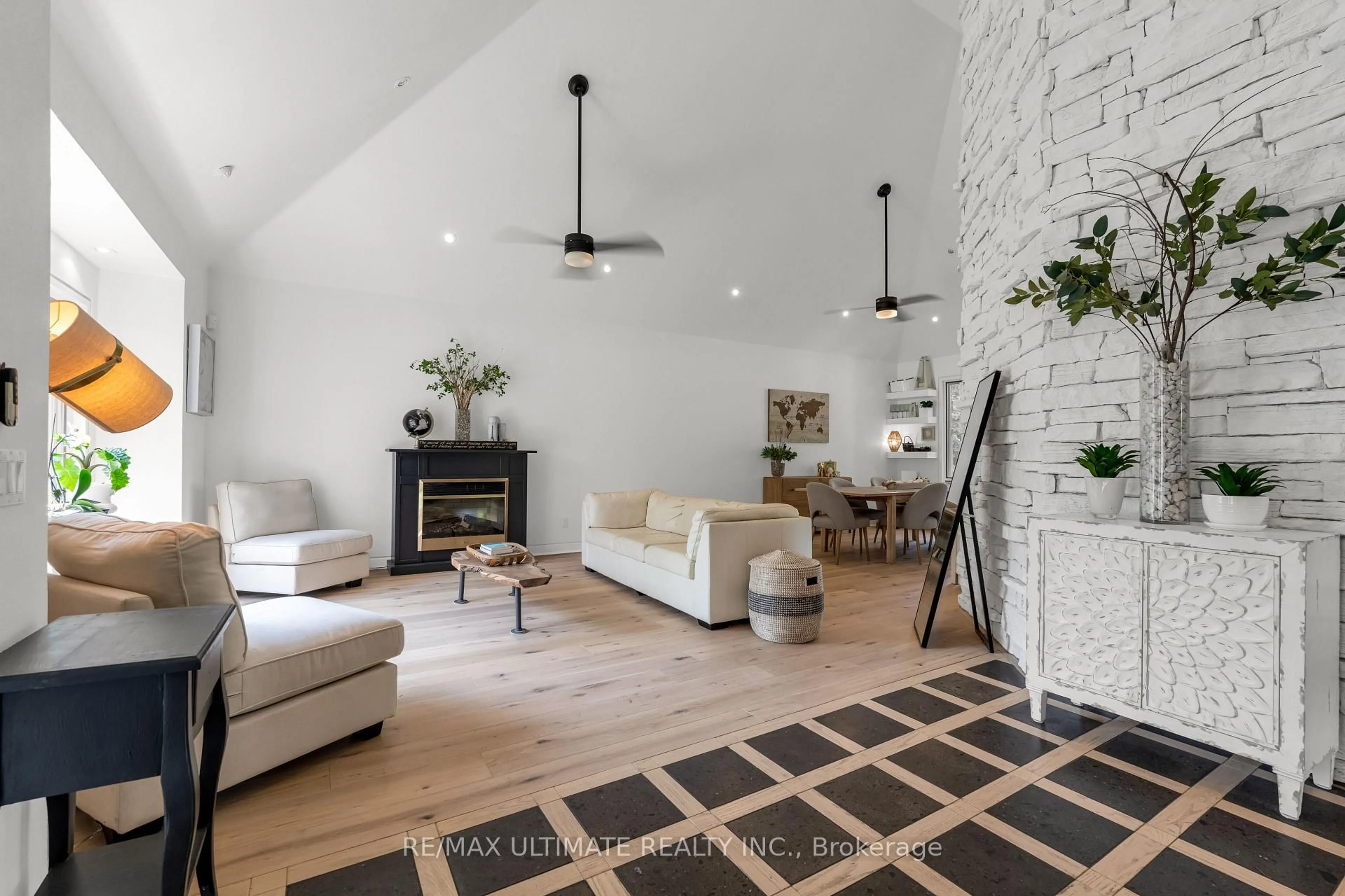 Living room with furniture, unknown for 9 Karen Crt, Pelham Ontario L0S 1E4