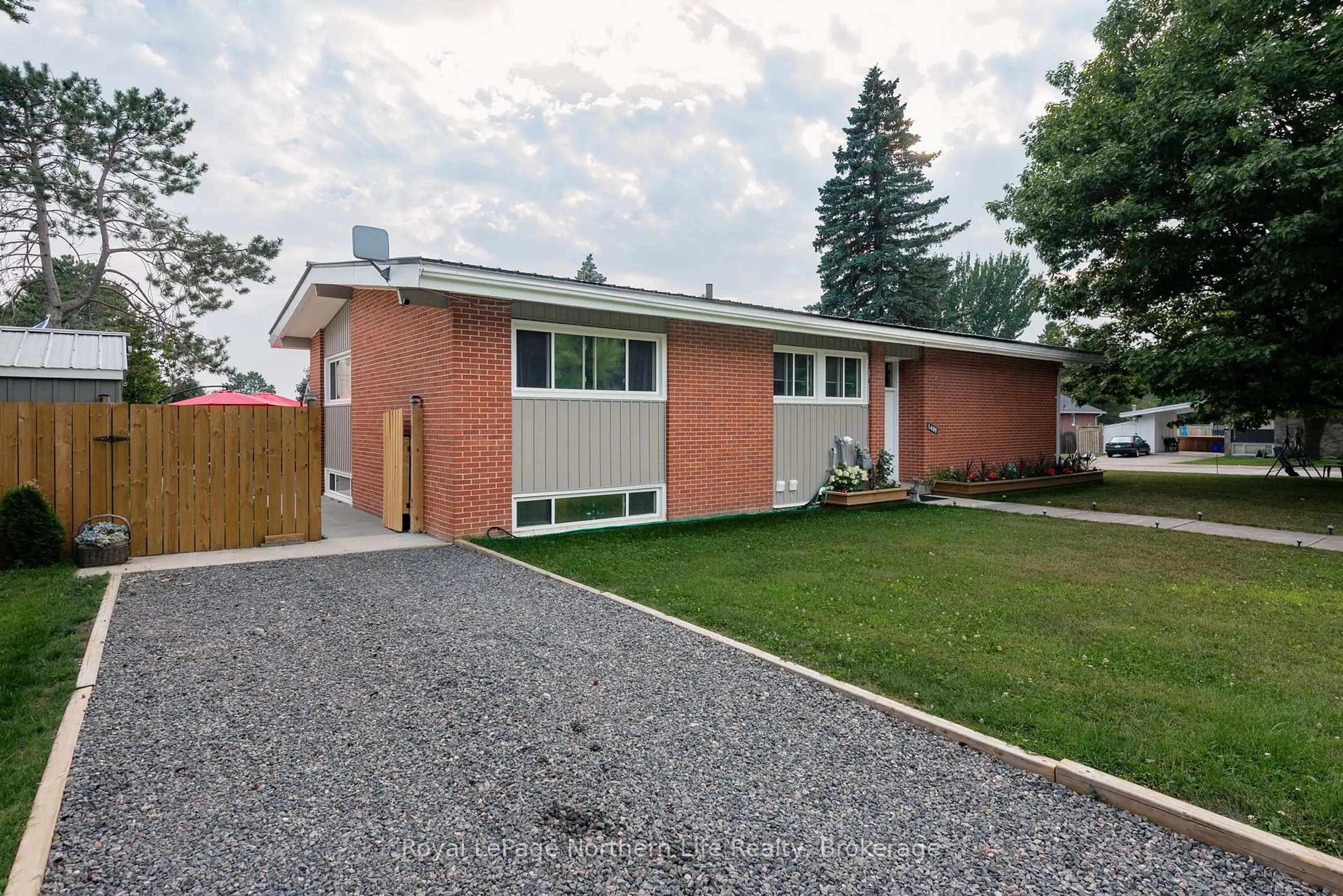Unknown for 1498 Pinegrove Cres, North Bay Ontario P1B 4P8