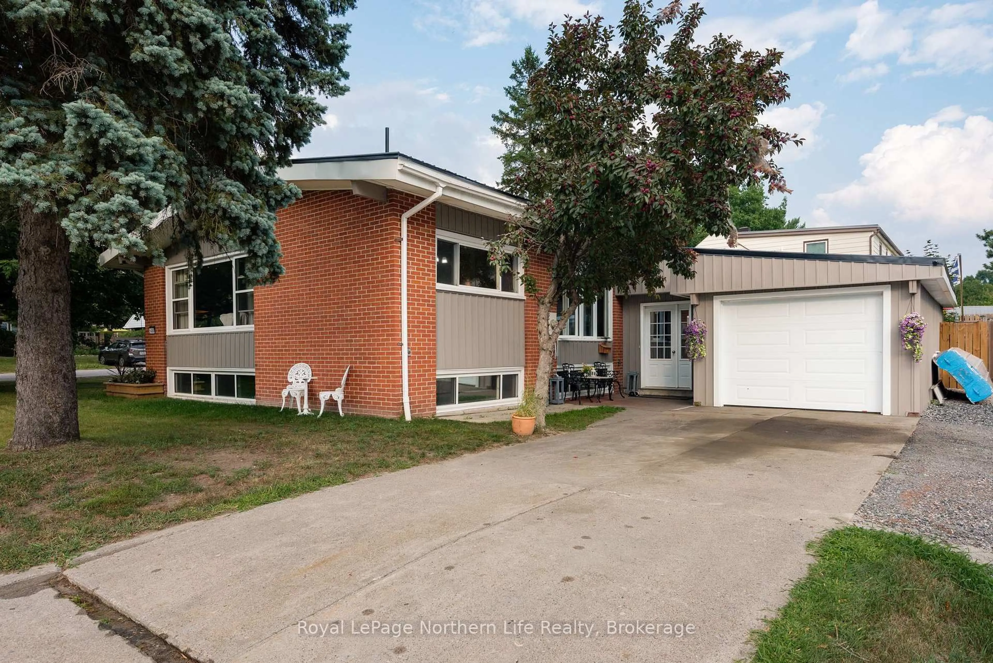 Home with brick exterior material, street for 1498 Pinegrove Cres, North Bay Ontario P1B 4P8