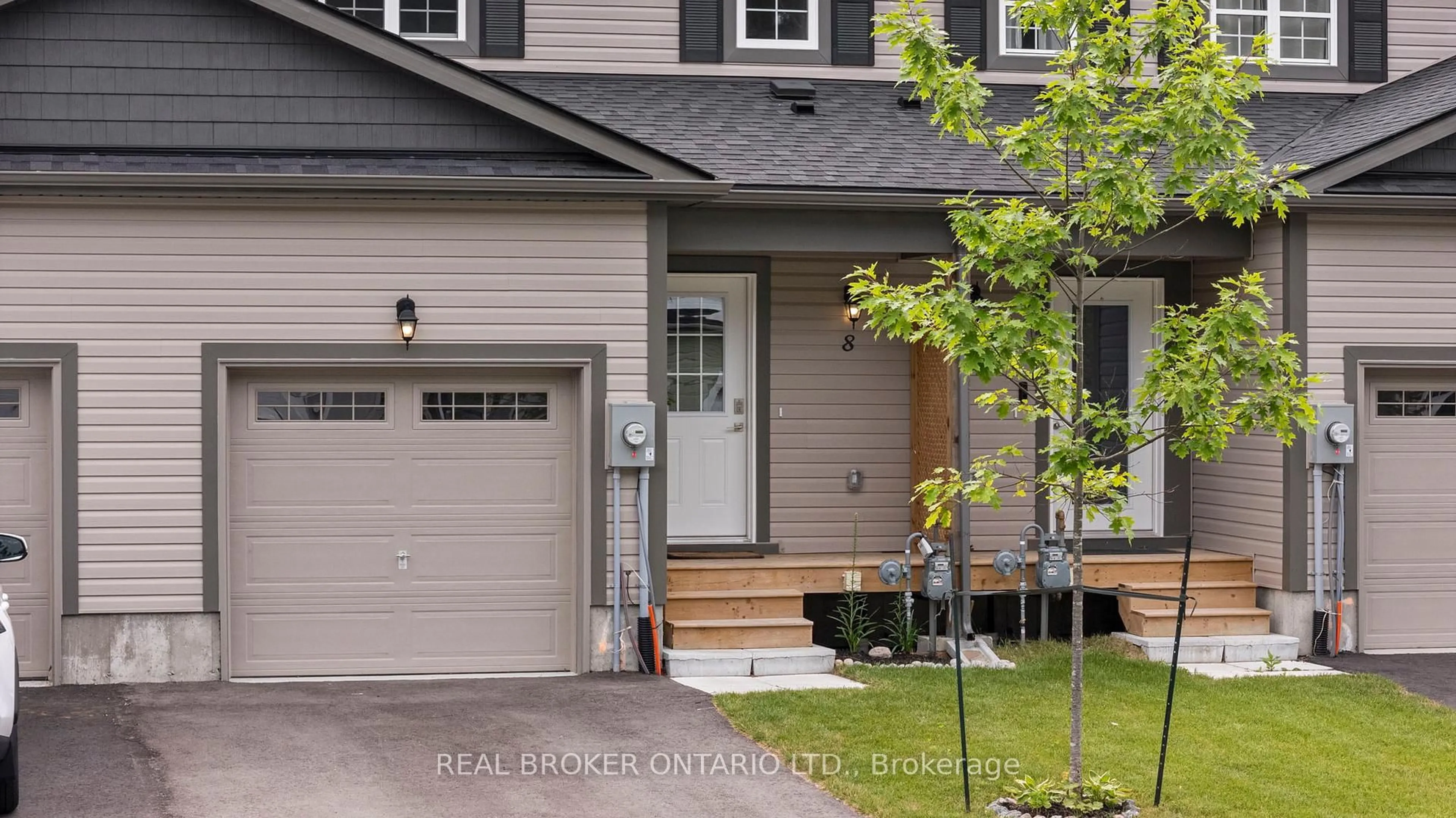 Home with vinyl exterior material, street for 8 Nicole Park Pl, Bracebridge Ontario P1L 0C8
