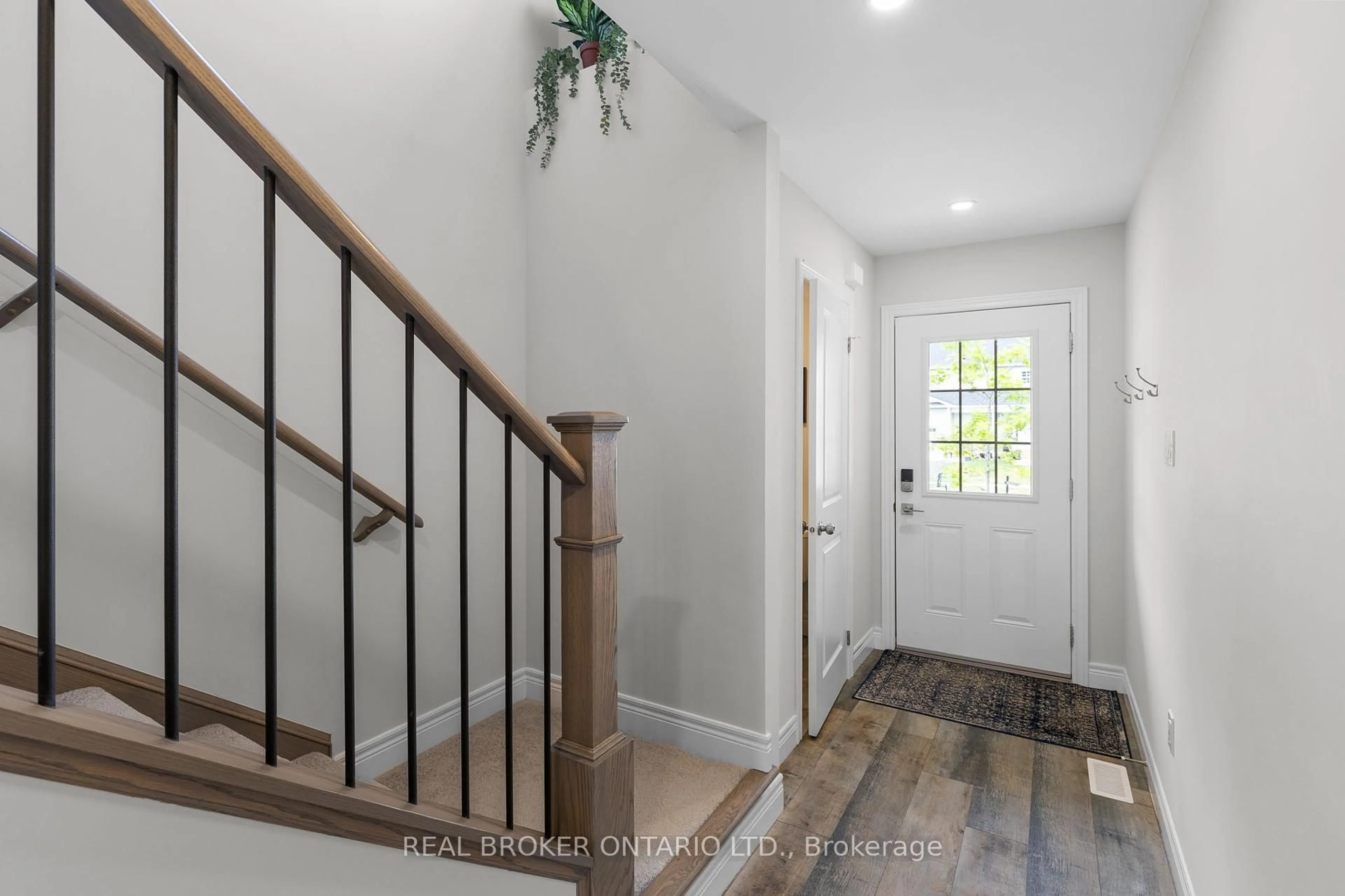 Indoor entryway for 8 Nicole Park Pl, Bracebridge Ontario P1L 0C8