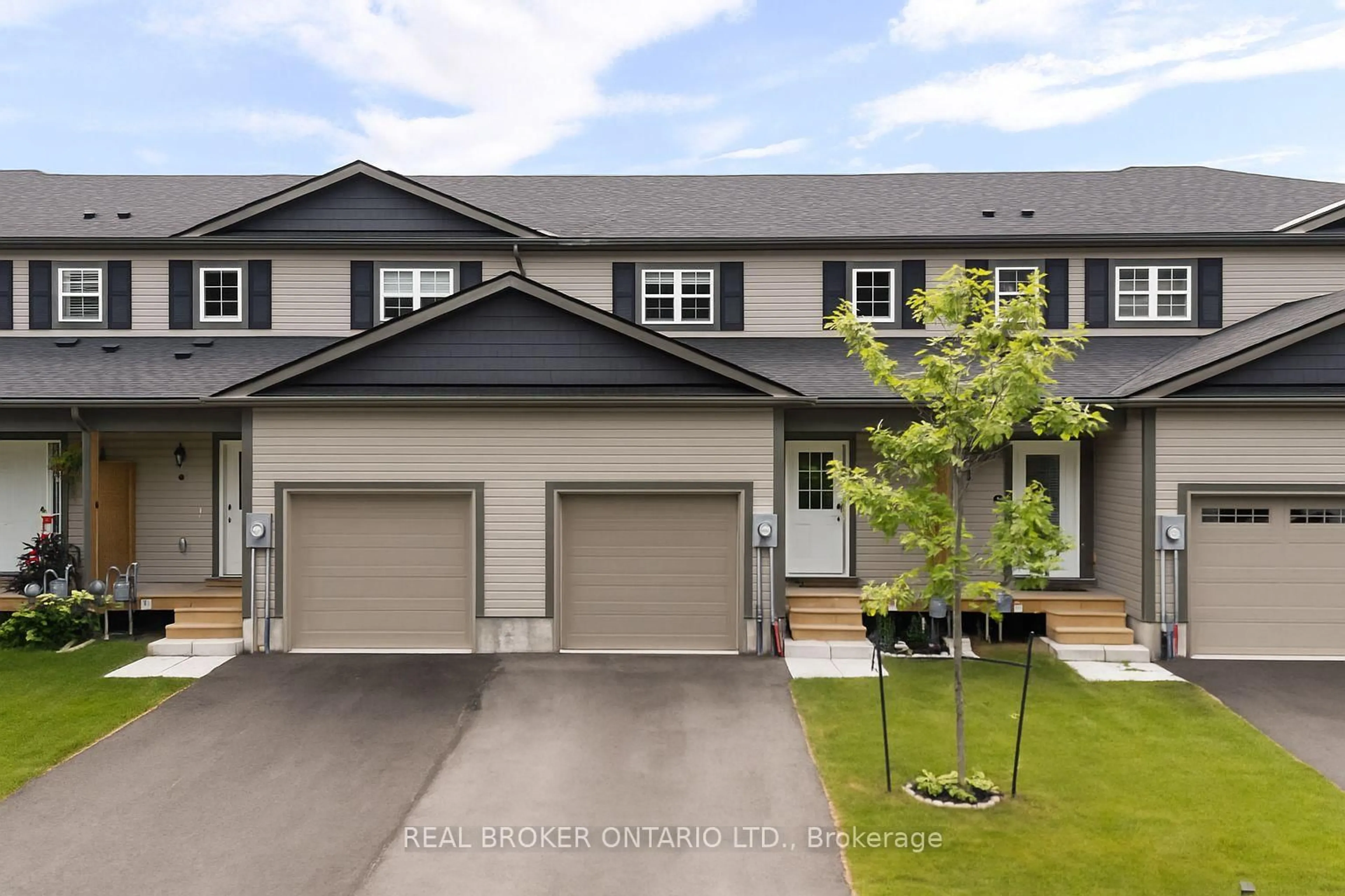 A pic from outside/outdoor area/front of a property/back of a property/a pic from drone, street for 8 Nicole Park Pl, Bracebridge Ontario P1L 0C8