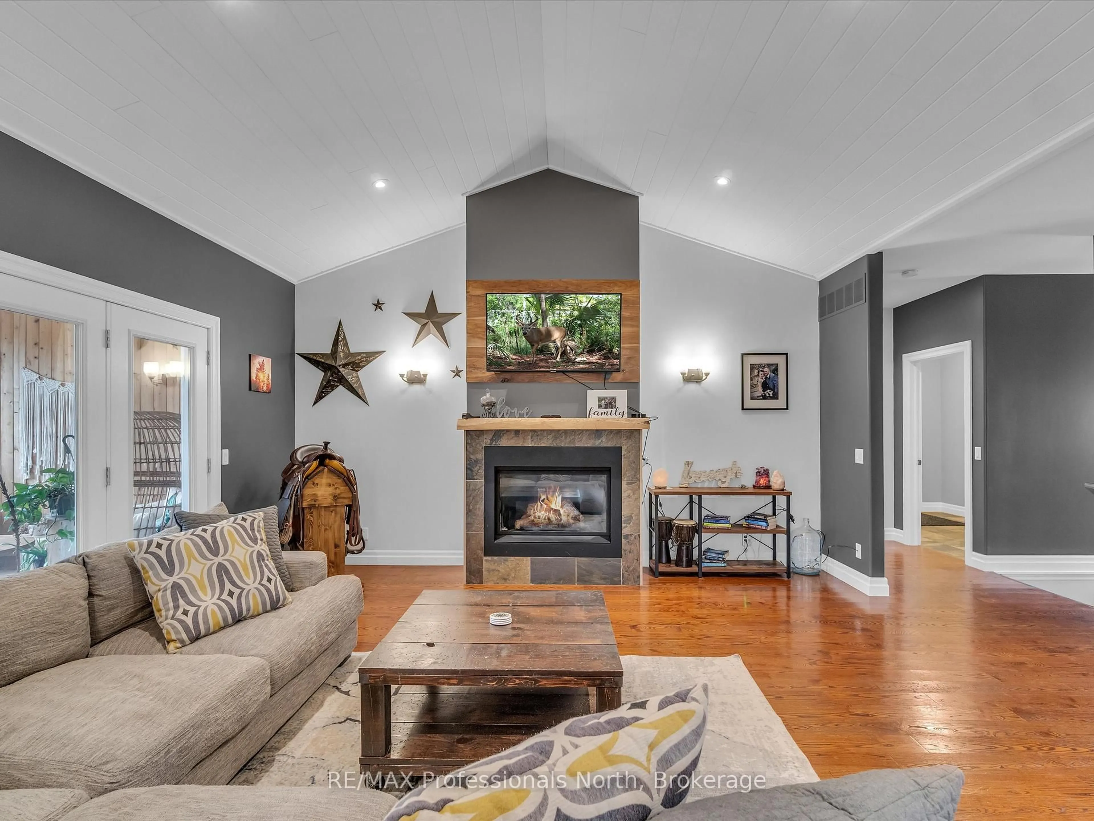Living room with furniture, wood/laminate floor for 93 Mainhood's Rd, Huntsville Ontario P0B 1M0