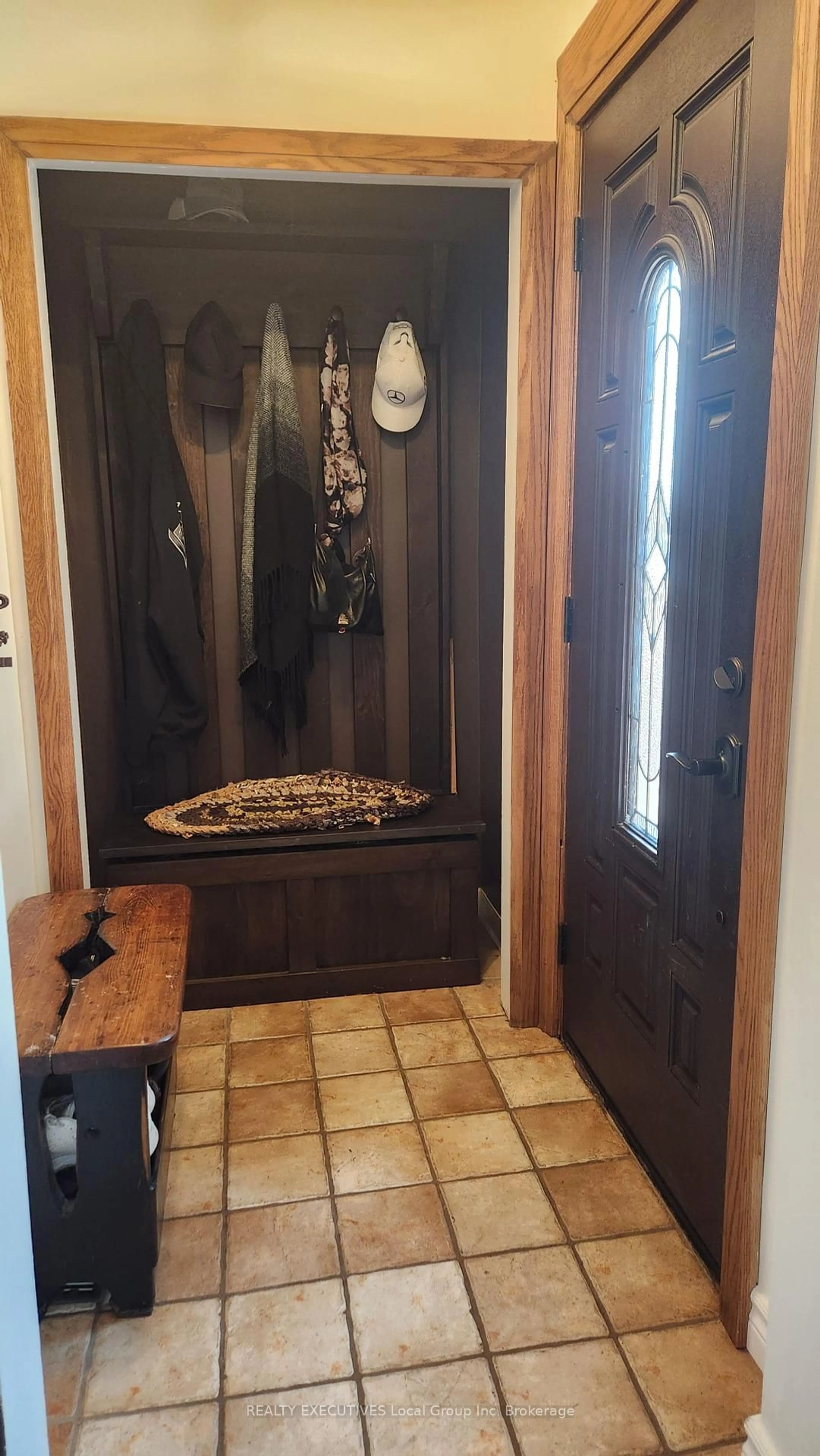Indoor entryway for 838 REYNOLDS St, North Bay Ontario P1B 5C7