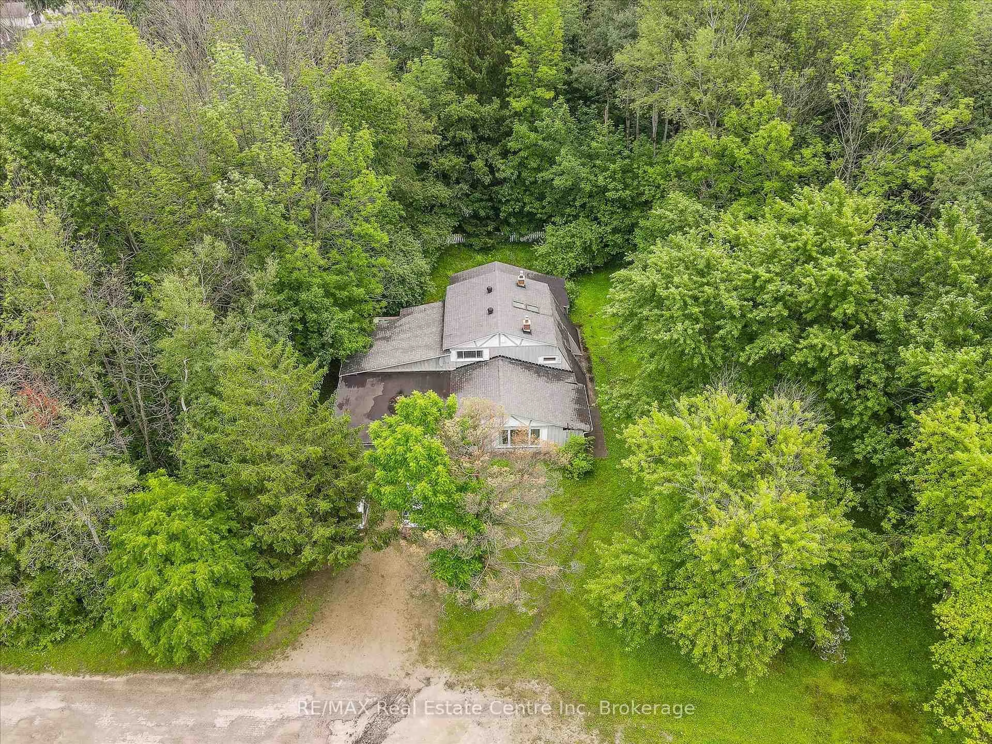 A pic from outside/outdoor area/front of a property/back of a property/a pic from drone, unknown for 137 Finden St, Georgian Bluffs Ontario N4K 6V5