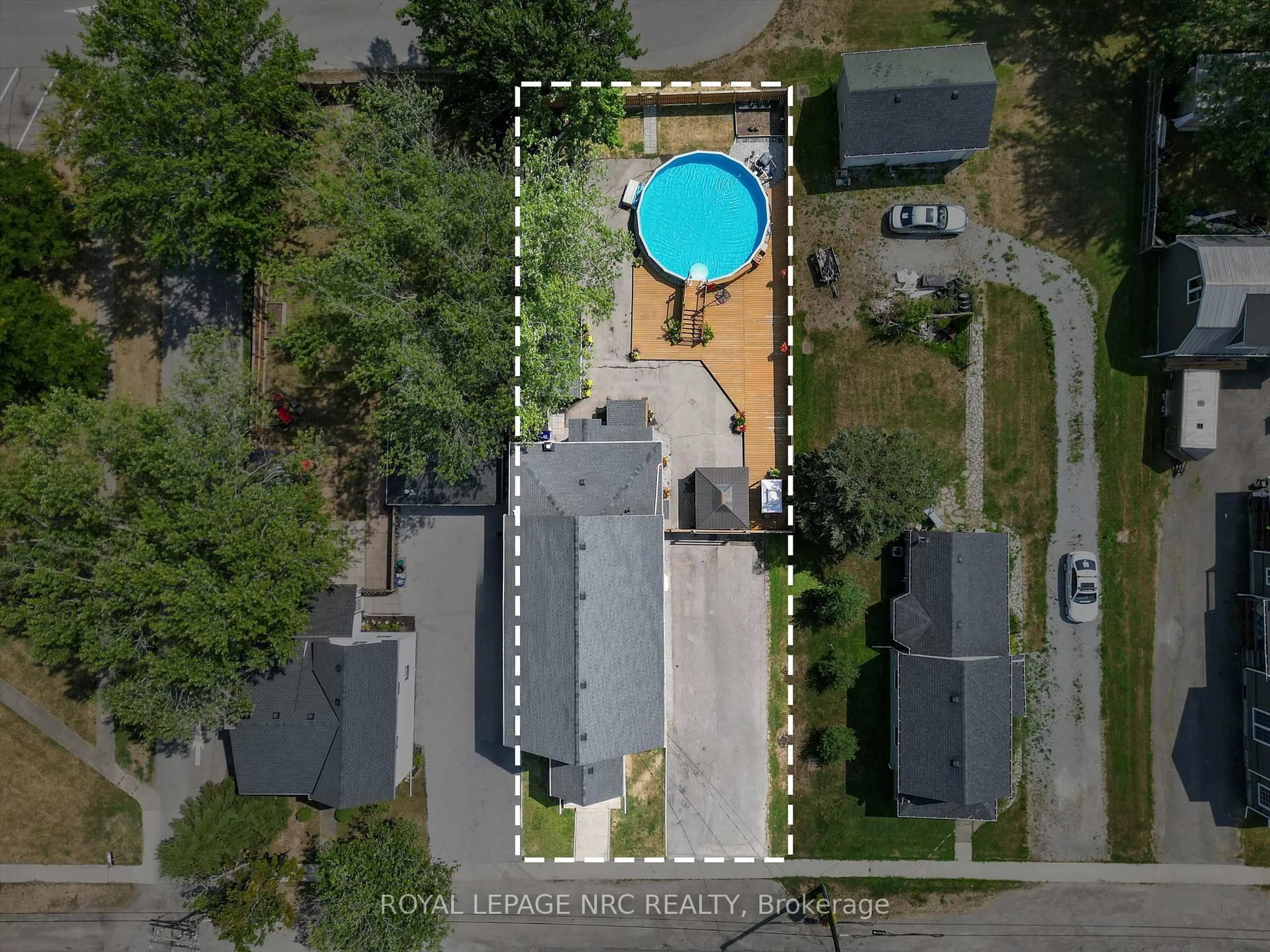 A pic from outside/outdoor area/front of a property/back of a property/a pic from drone, unknown for 2494 Stevensville Rd, Fort Erie Ontario L0S 1S0