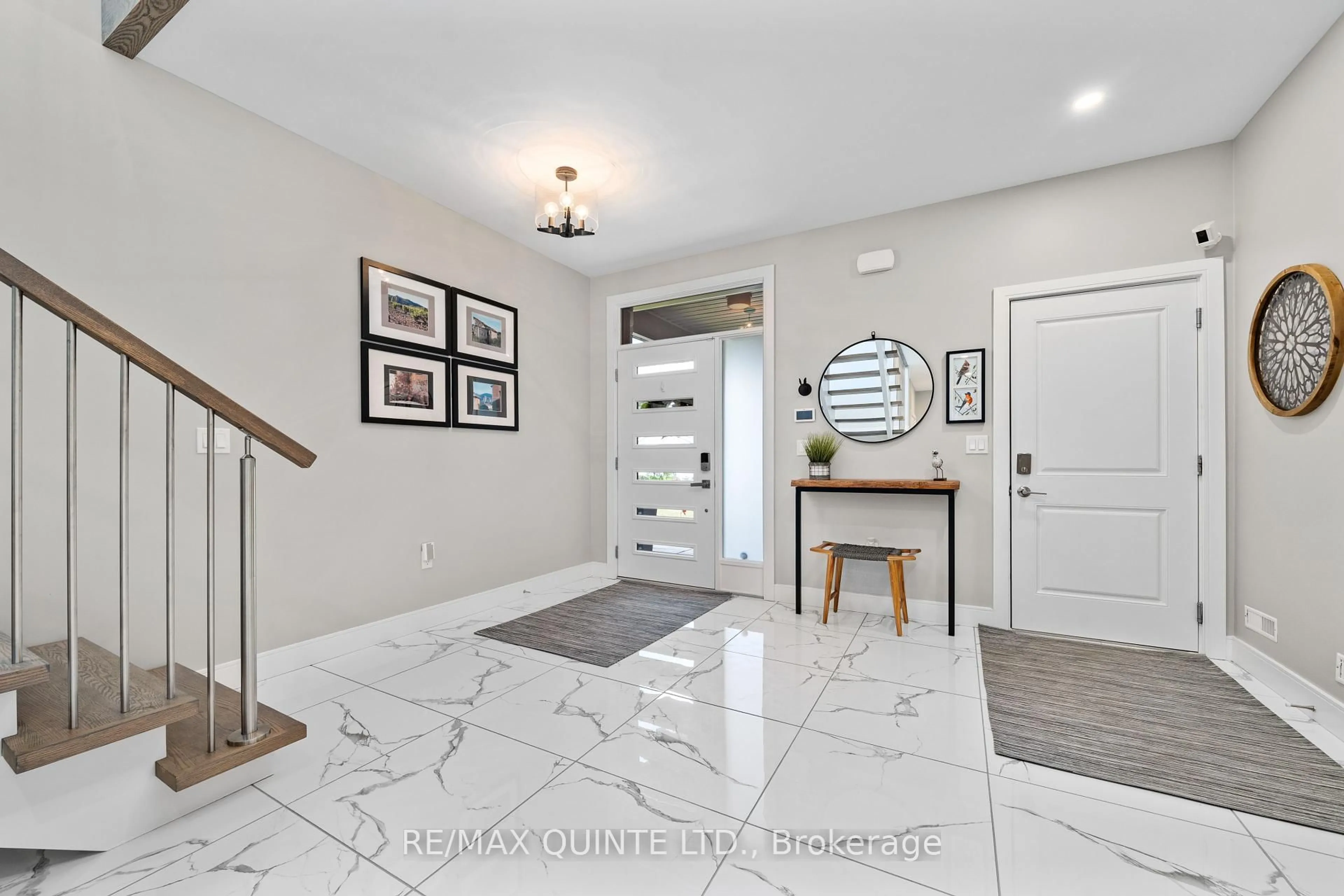 Indoor entryway for 40 John St, Belleville Ontario K8N 3E3