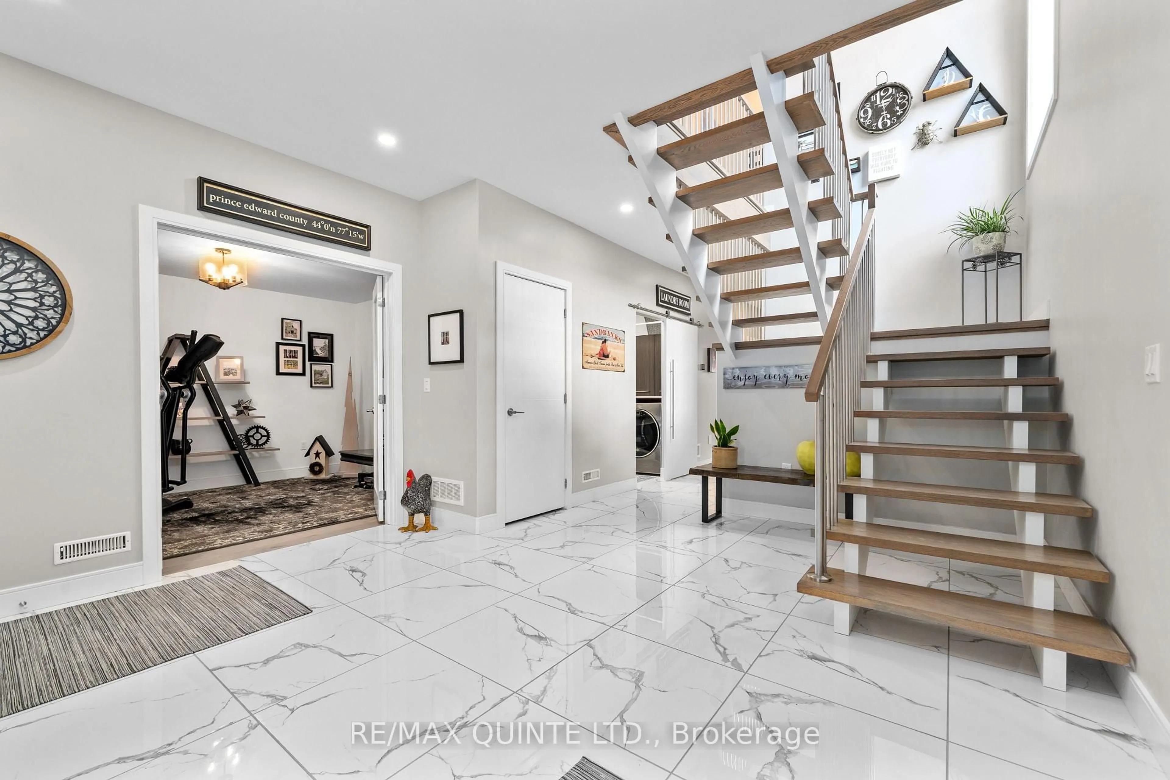 Indoor foyer for 40 John St, Belleville Ontario K8N 3E3