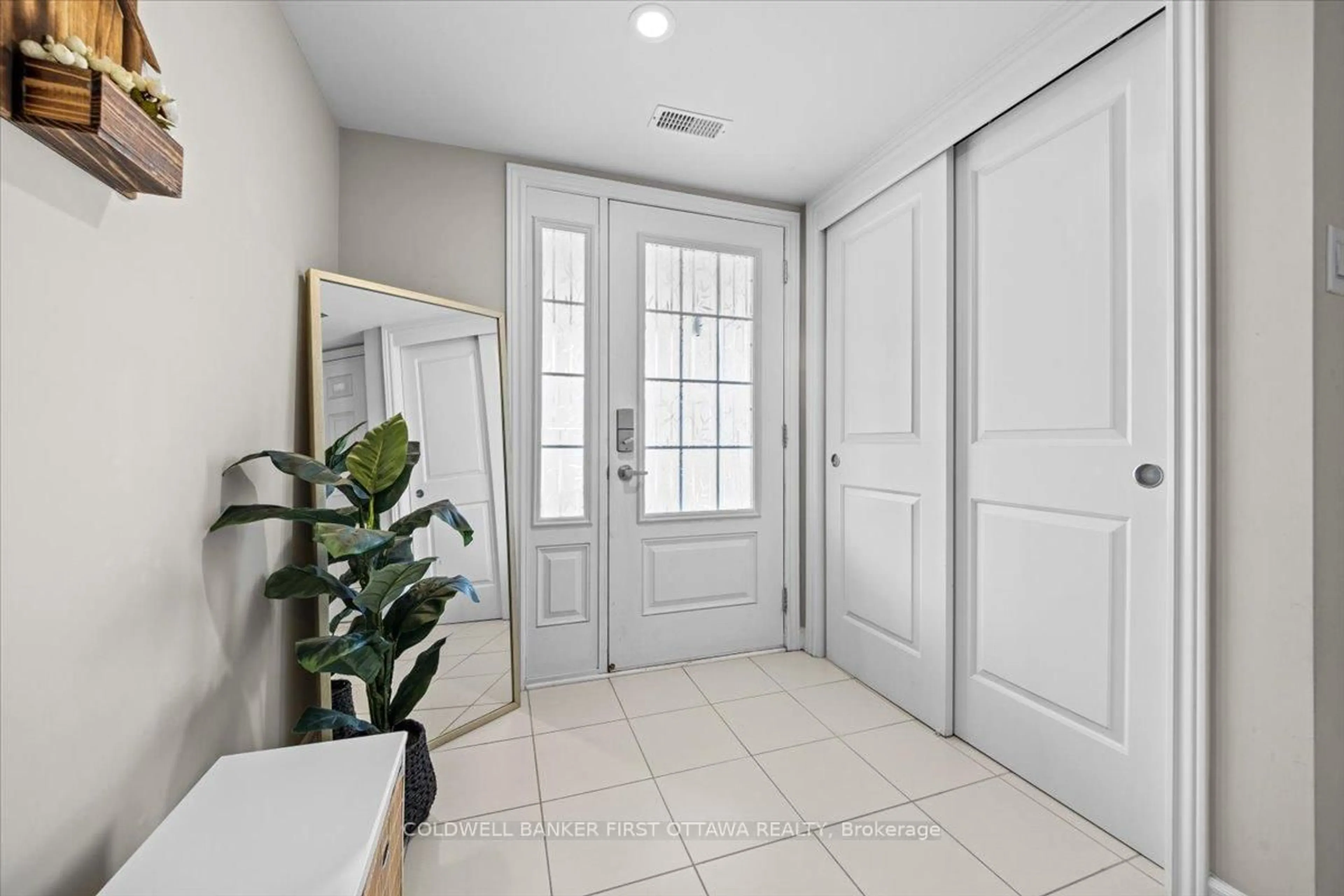 Indoor entryway for 329 CITRINE St, Ottawa Ontario K4A 1A8