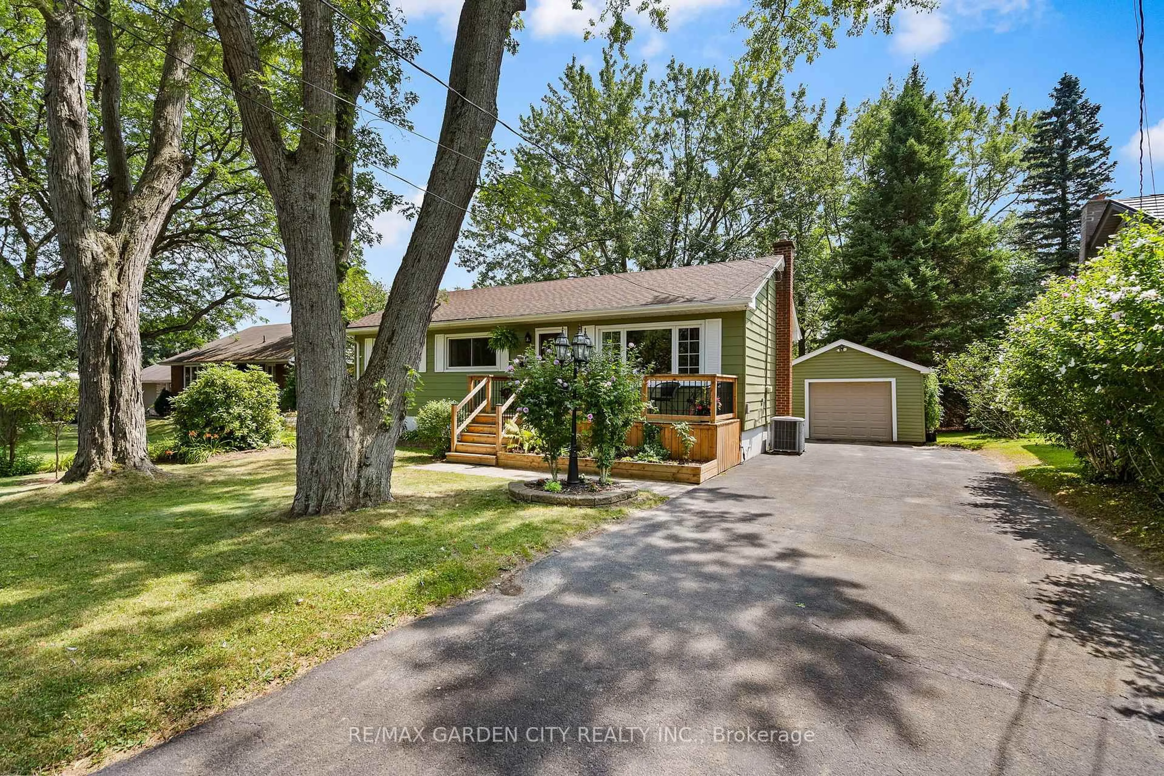 A pic from outside/outdoor area/front of a property/back of a property/a pic from drone, street for 83 Summerlea Ave, Welland Ontario L3C 3E9